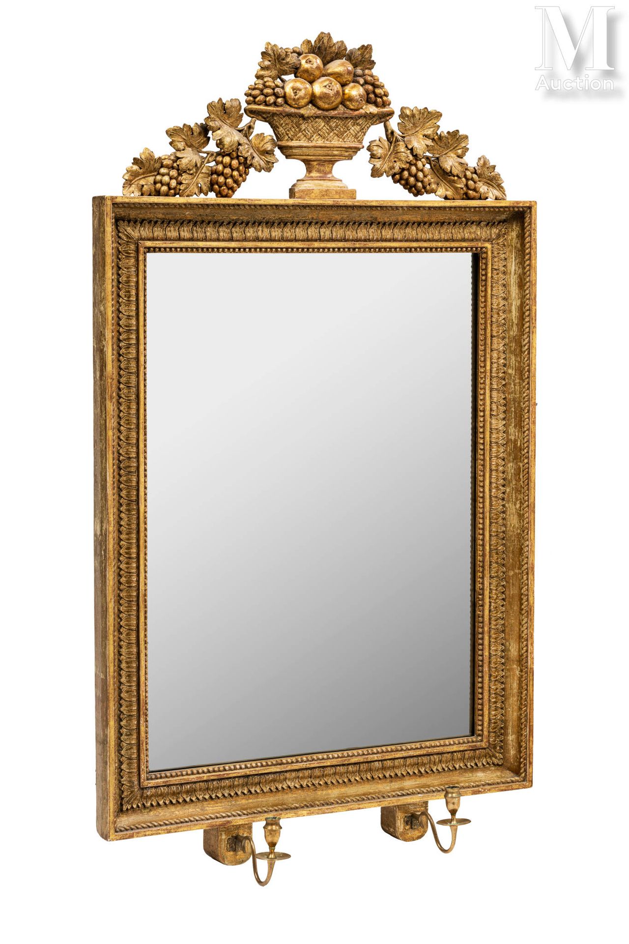Miroir in einem rechteckigen Rahmen aus Holz und vergoldetem Stuck mit Perlenfri&hellip;