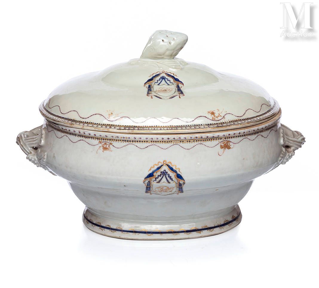 CHINE, pour l'export, Soup tureen covered in white porcelain decorated with garl&hellip;