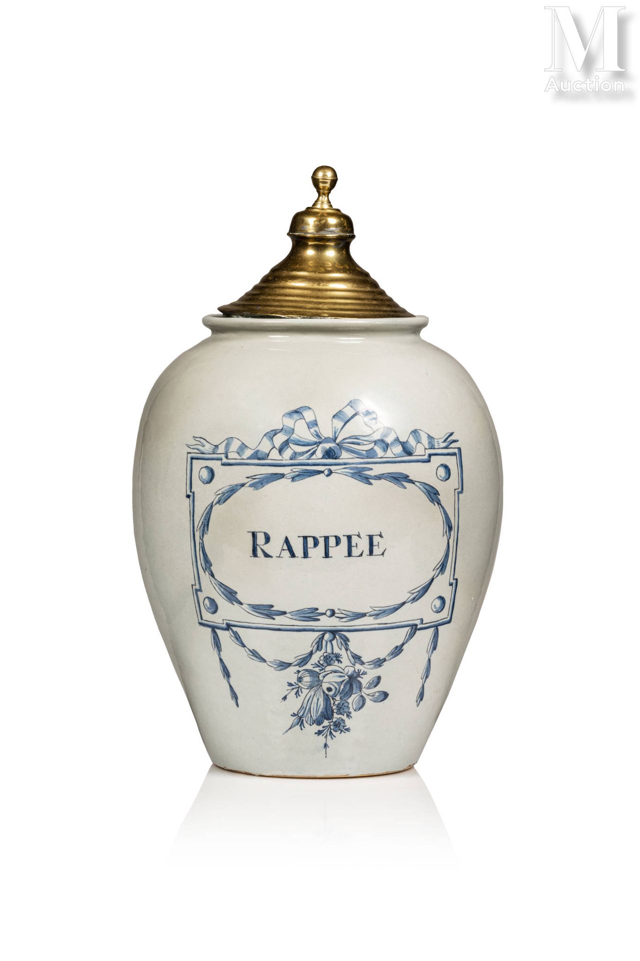 NORD 一个陶制卵形烟草罐，蓝色的单色装饰是一个带蝴蝶结的框架和Rappee的铭文。黄铜盖子。
19世纪
高：38厘米
