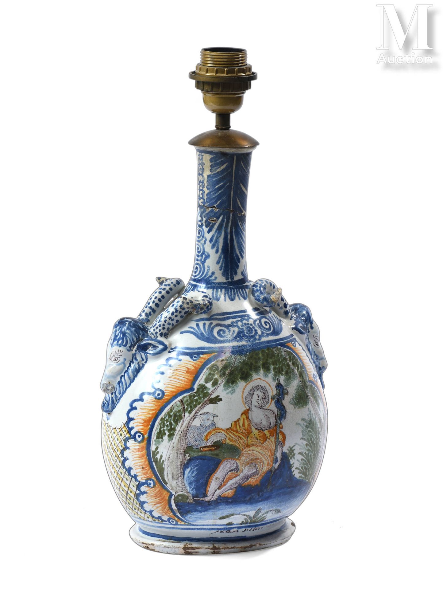 NEVERS 多色陶器花瓶或葫芦，储备装饰有圣约翰和一个工匠。手柄为公羊头形状。
18世纪
高：35厘米
磨损、事故、修复、安装为灯