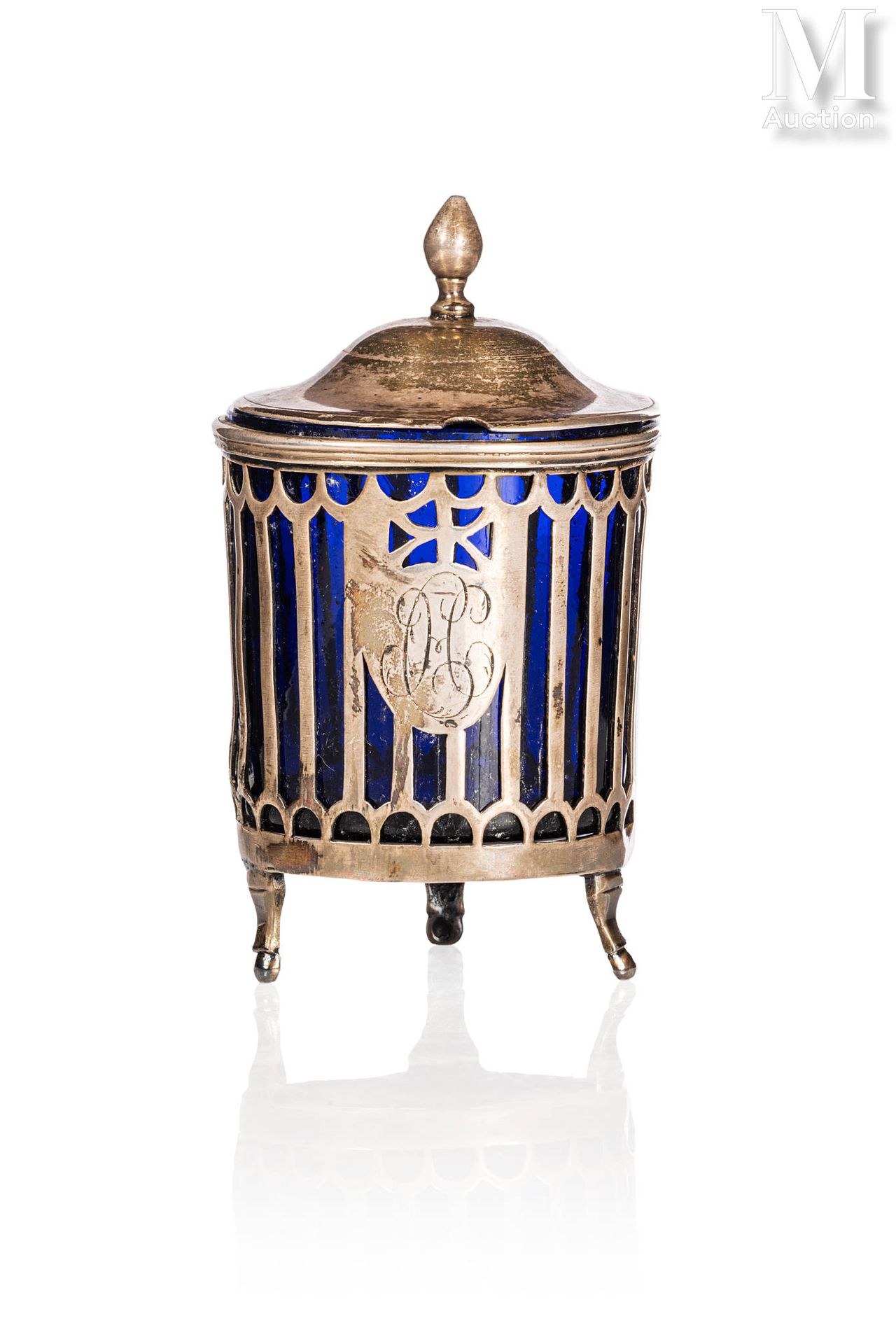 Moutardier 银鼎，鼎身镂空，有弧度，塔尖为卵形，内有蓝色玻璃
18世纪
高：10厘米
净重：80克
缺少手柄，事故