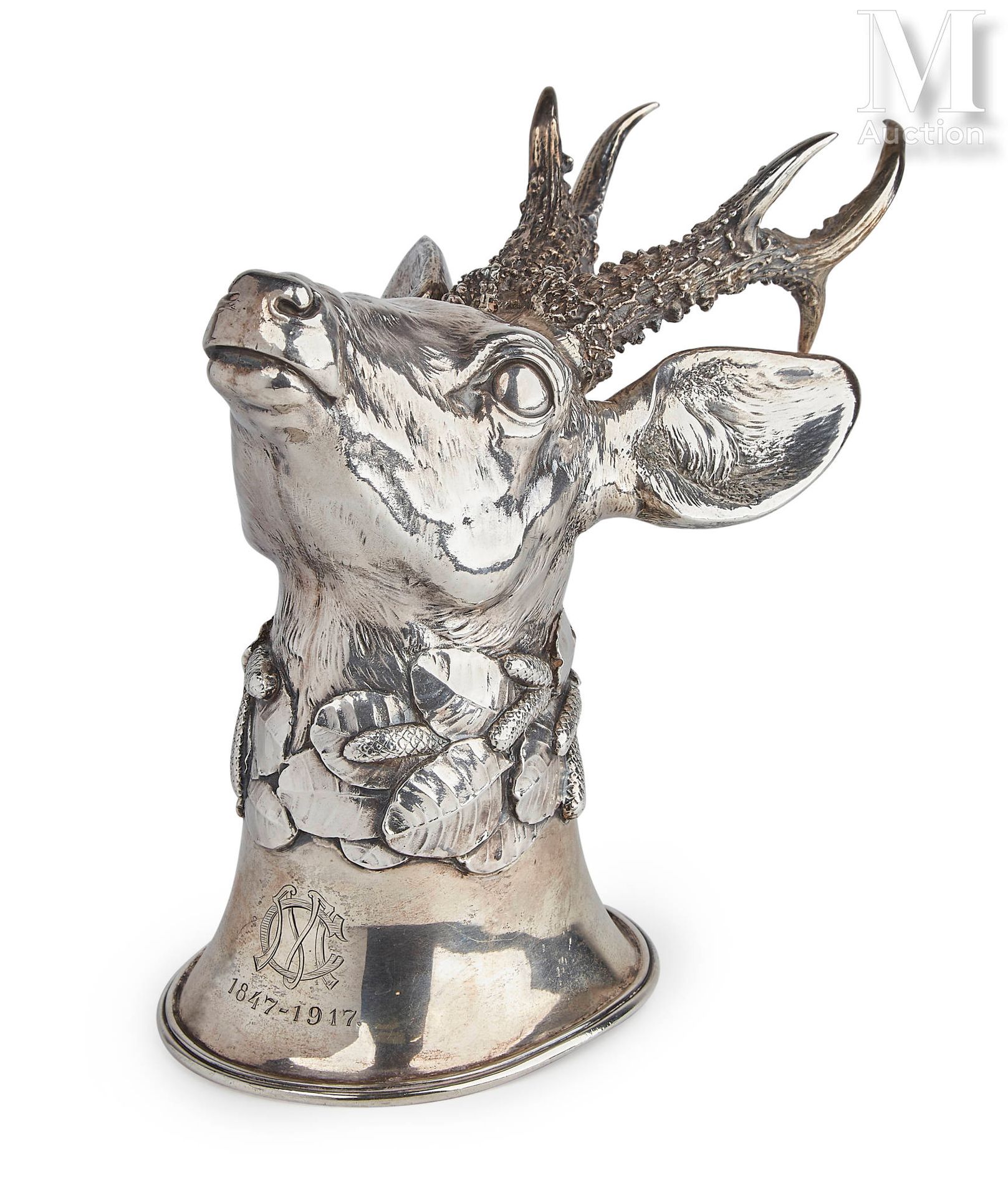 Gobelet de chasse un tête de brocard en argent, intérieur vermeille, gravé d'ini&hellip;