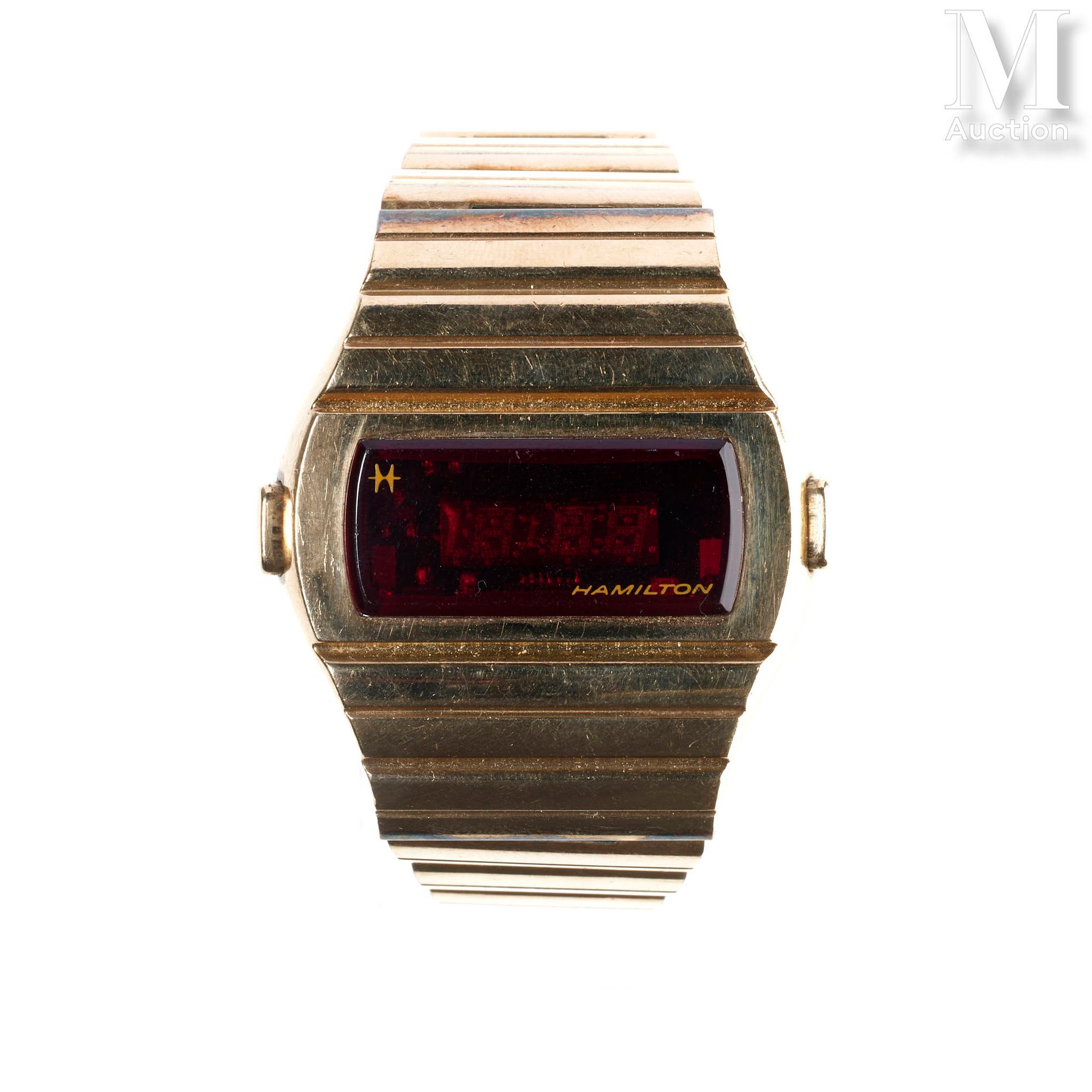 Hamilton P1 LCD 
长方形男士手表 
约1970年
镀金表壳，有签名和编号 
数字显示表盘
尺寸：42x46mm 
带折叠扣的一体化镀钢表带，带签&hellip;