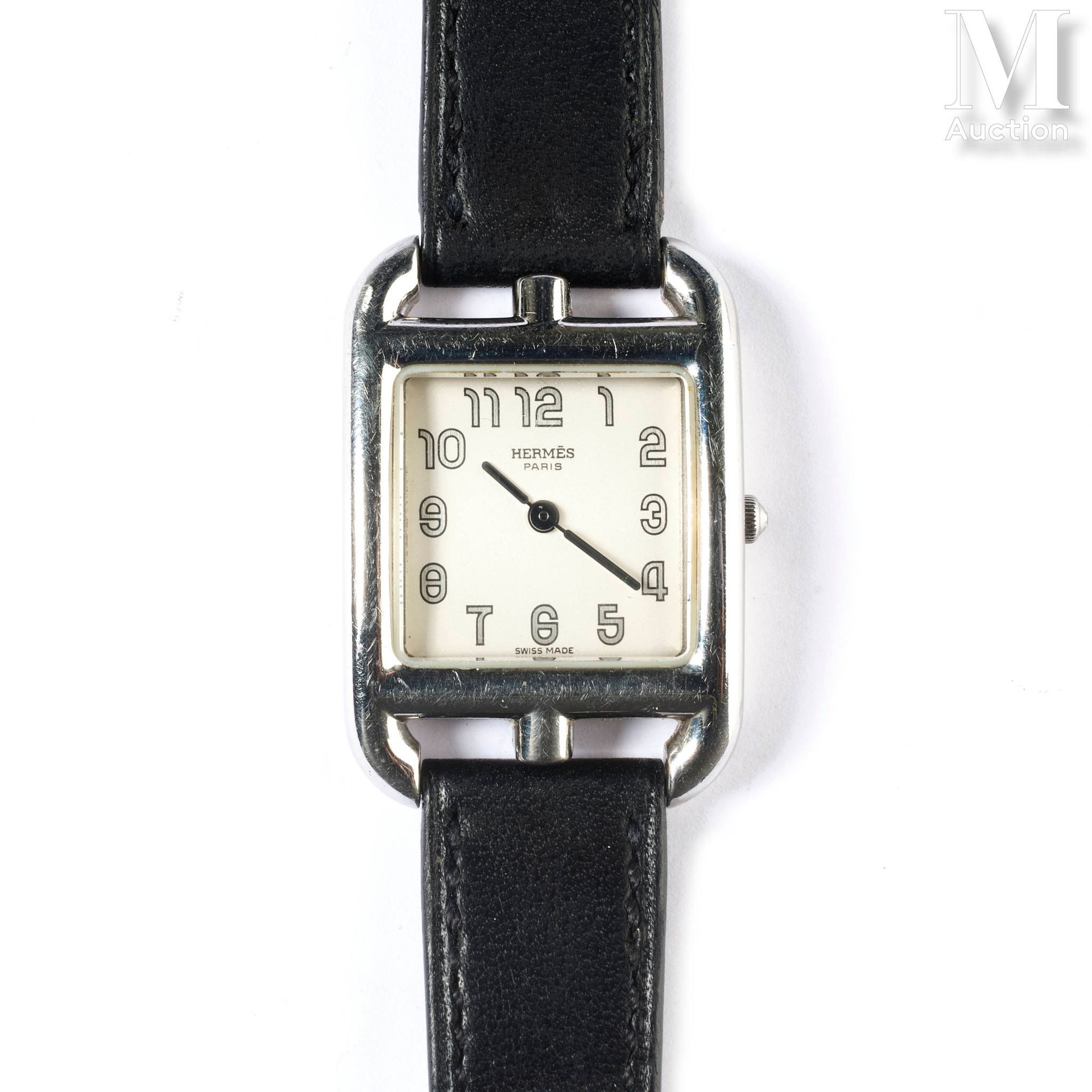 Hermès "Cape Cod
Circa 2010
Ref : CC1.210
Reloj rectangular de señora en acero.
&hellip;