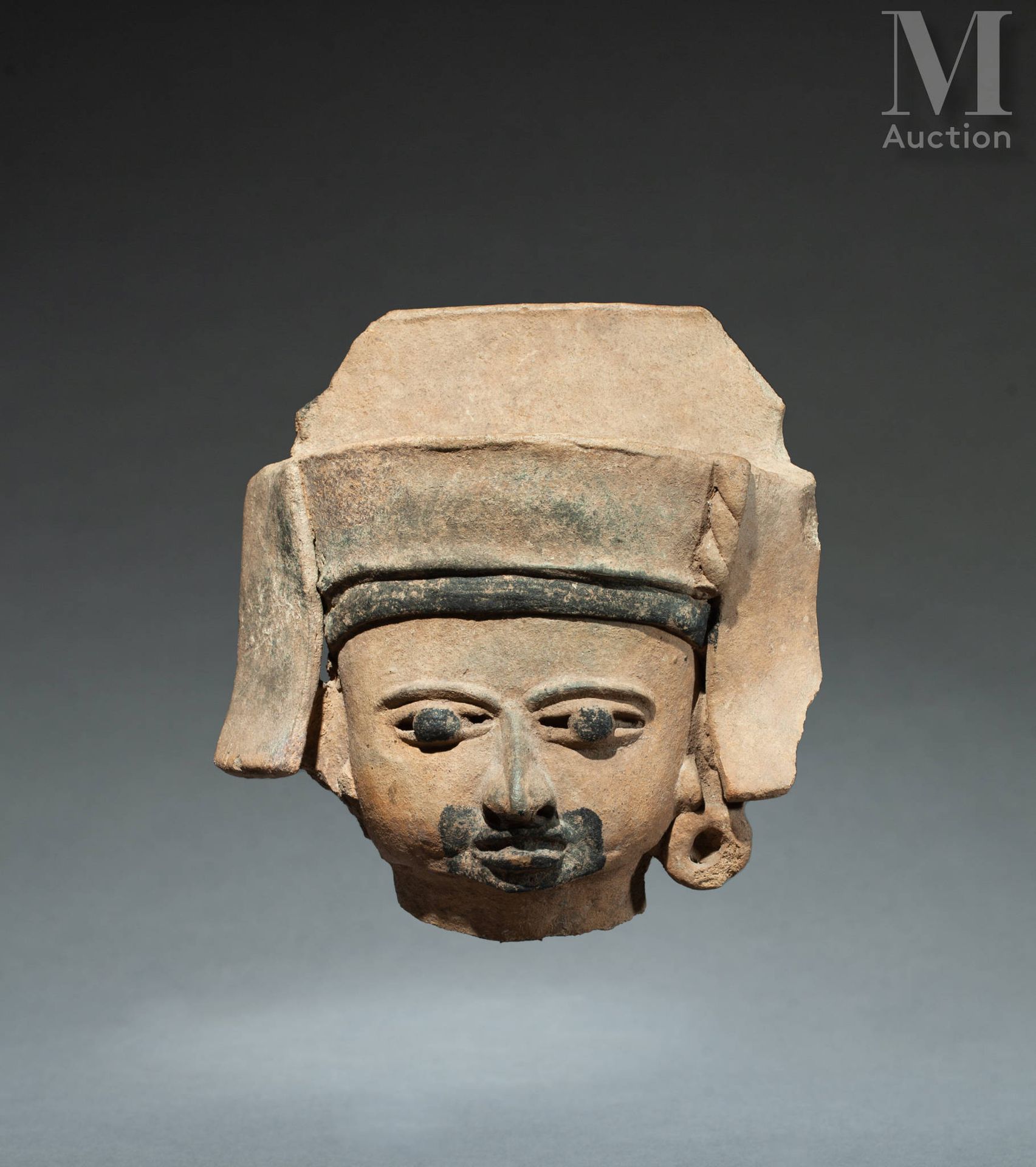Tête de dignitaire wearing a large crown with side panels, his mouth is covered &hellip;