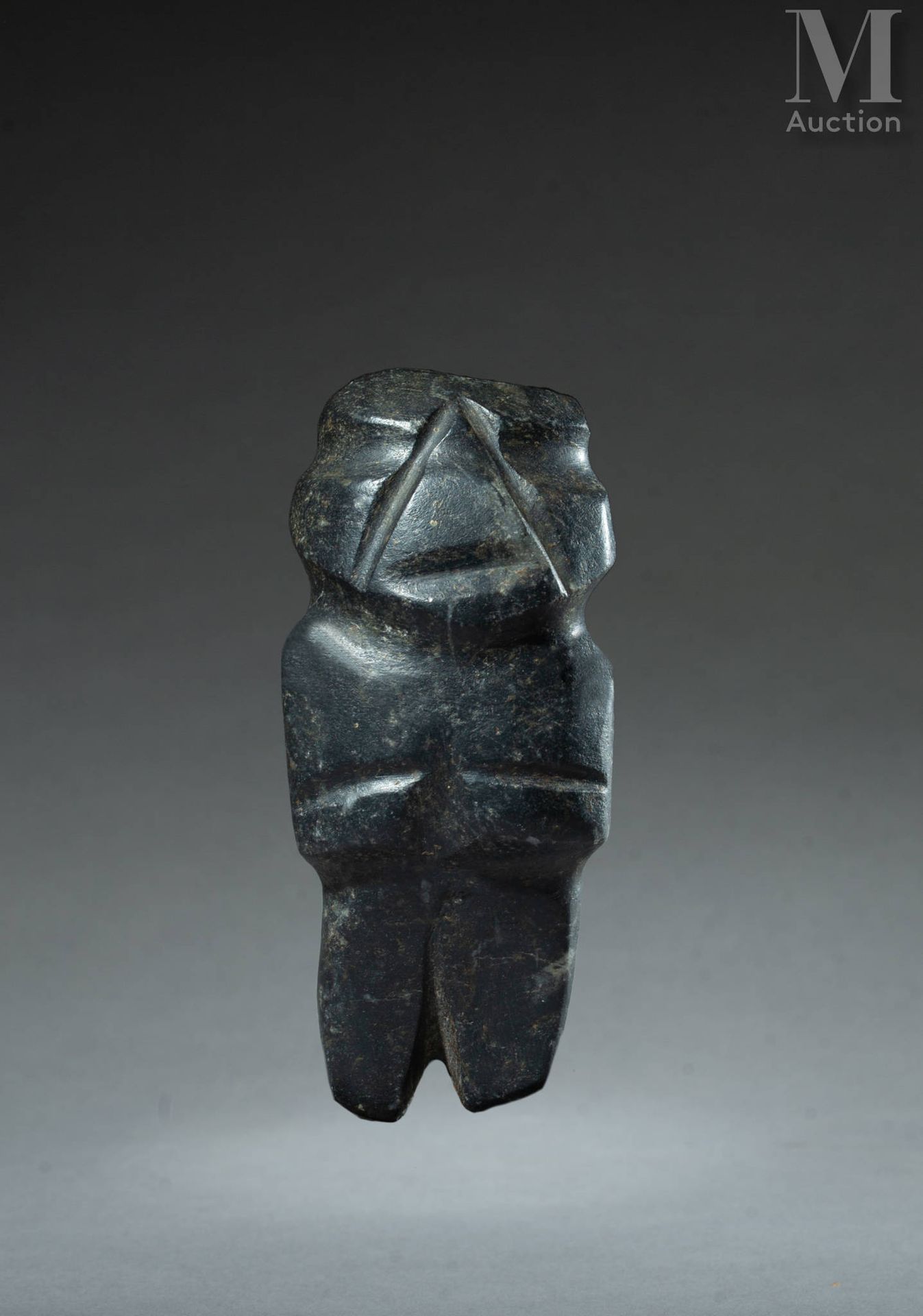 Idole anthropomorphe 具有风格化和几何化的特征 
雕刻和抛光的硬石
墨西哥格雷罗地区的梅斯卡拉，公元前400-100年
11.2 x 5.2&hellip;
