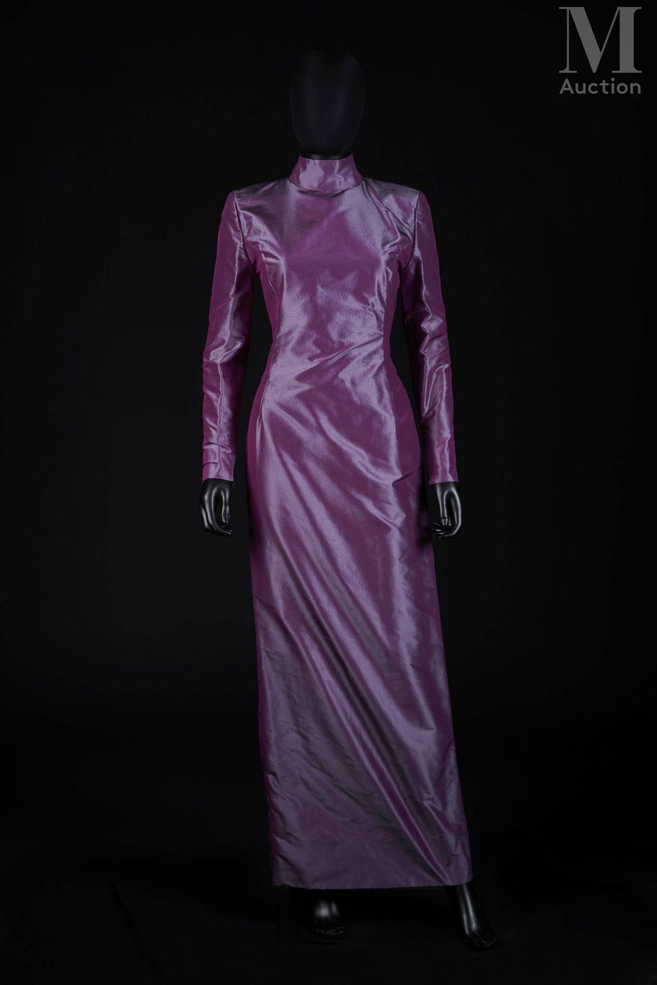 PACO RABANNE - 1980’s 剑鞘
在闪亮的紫色丝绸奥特曼中
白色爪子，黑色图案
背面有小的撕裂，正面有一些灰尘
