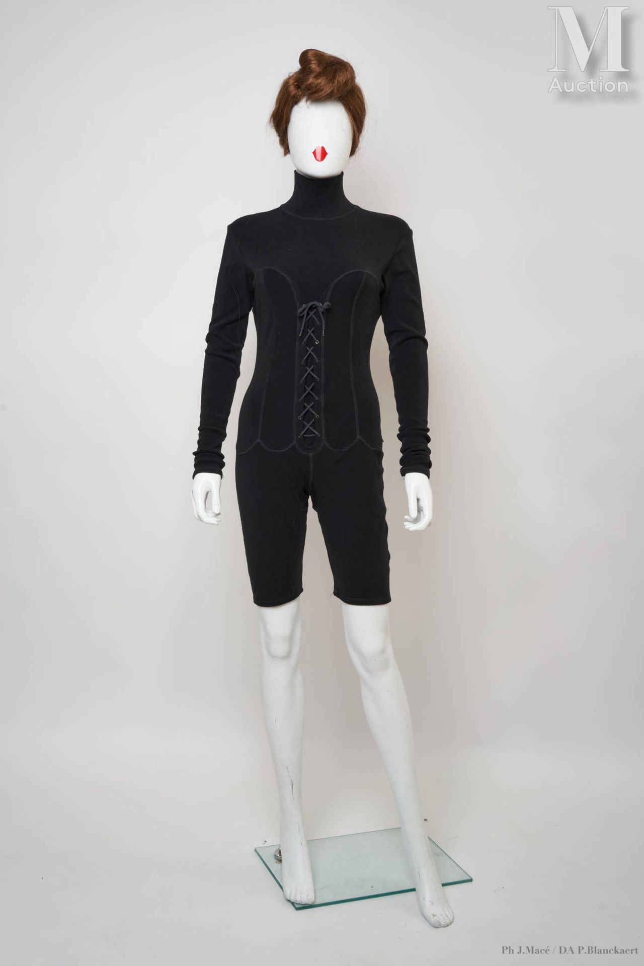 CHANTAL THOMASS - Circa 1990 Cycling suit
in black jersey featuring a trompe-l'o&hellip;