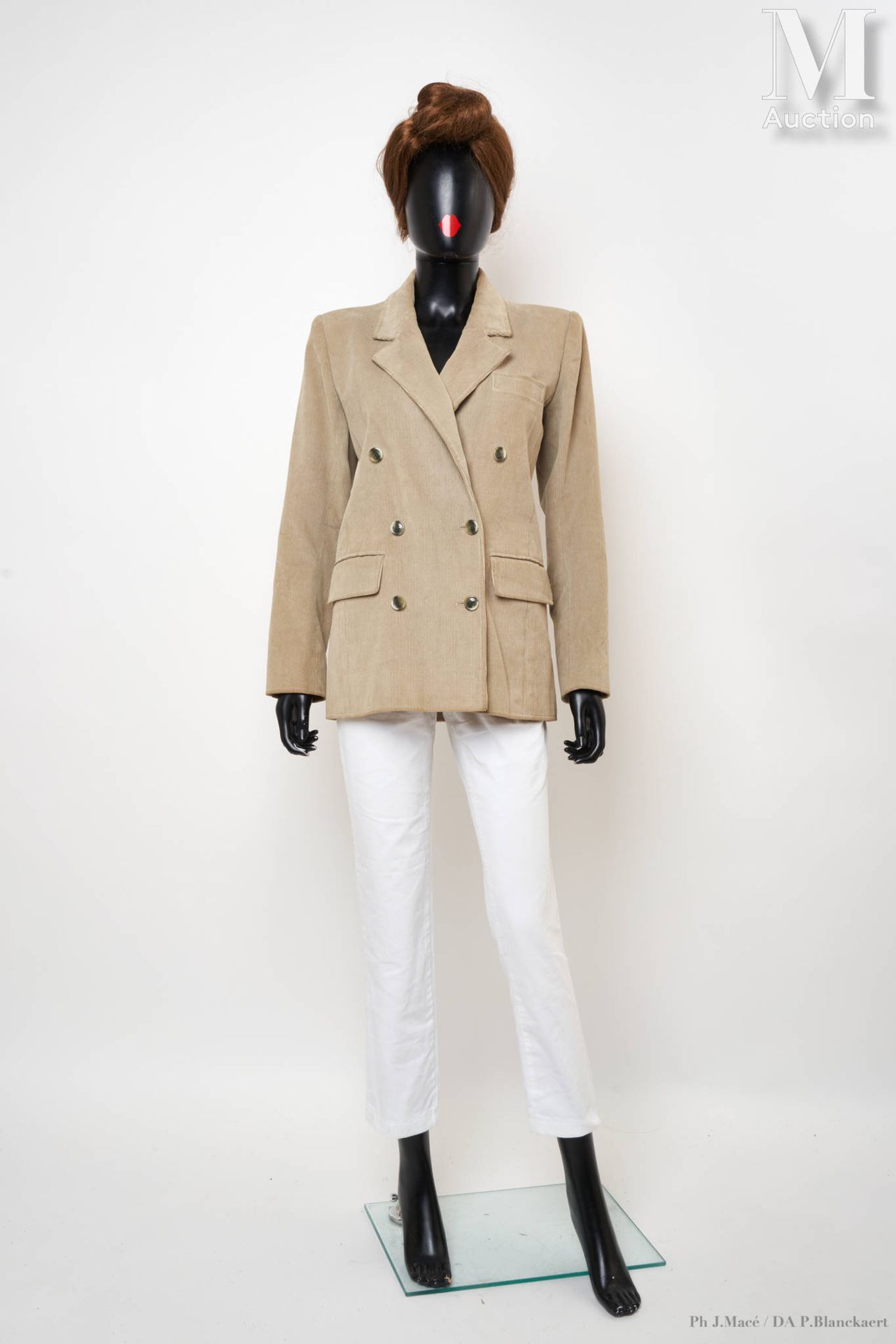 SAINT LAURENT RIVE GAUCHE - 1980's 双排扣外套
咖啡色灯芯绒材质 
大约S码
背部和领口有污垢