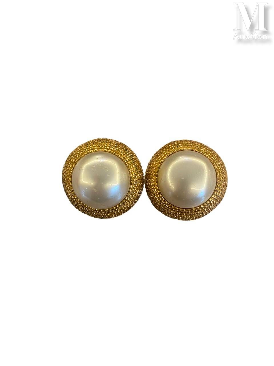 CHANEL Pair of ear clips
in gold-plated metal and imitation pearls
Signed on a p&hellip;