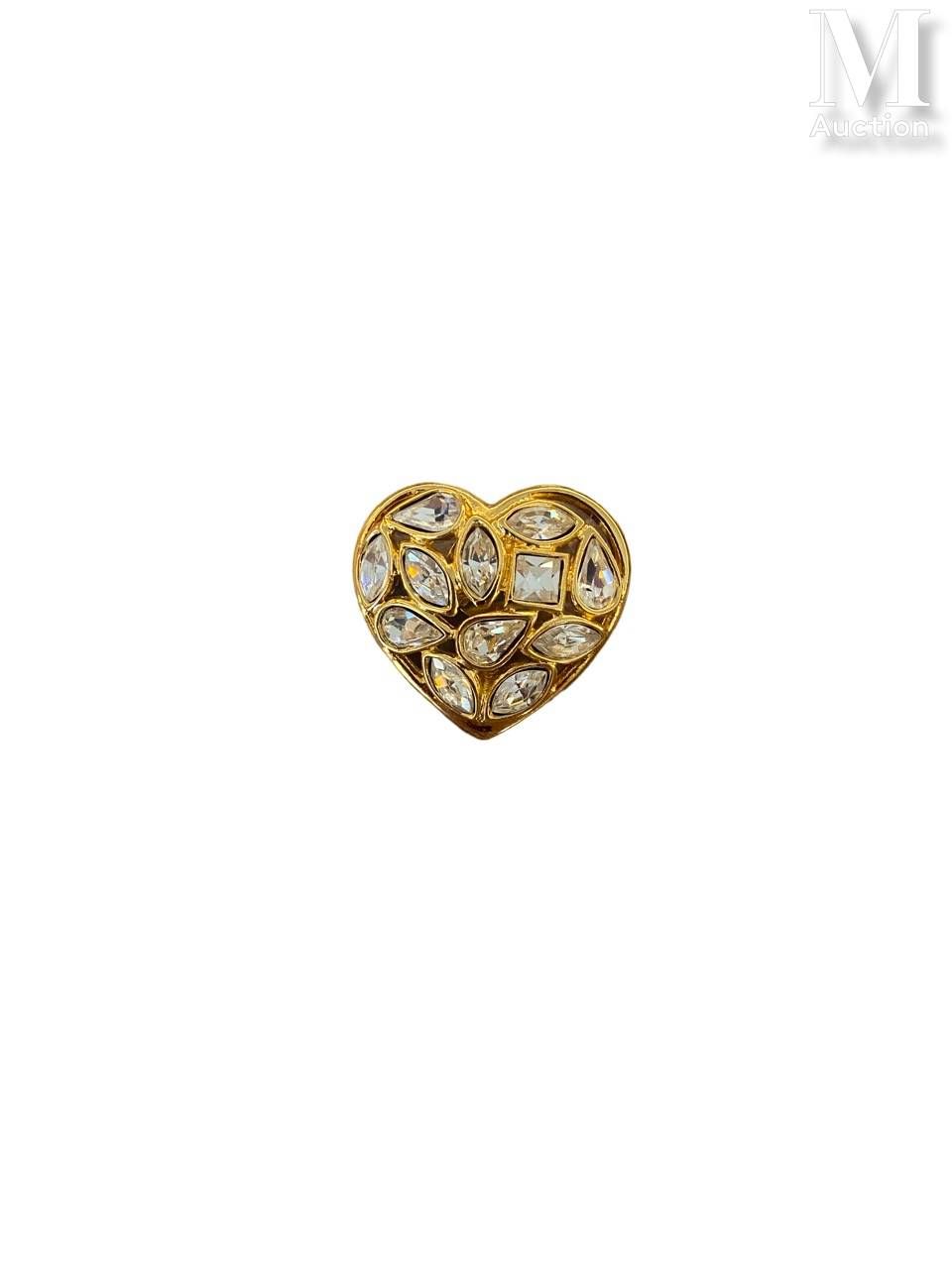 YVES SAINT LAURENT - 1980/90's Pin's
in gilded metal, rhinestone cabochons
Siglé&hellip;