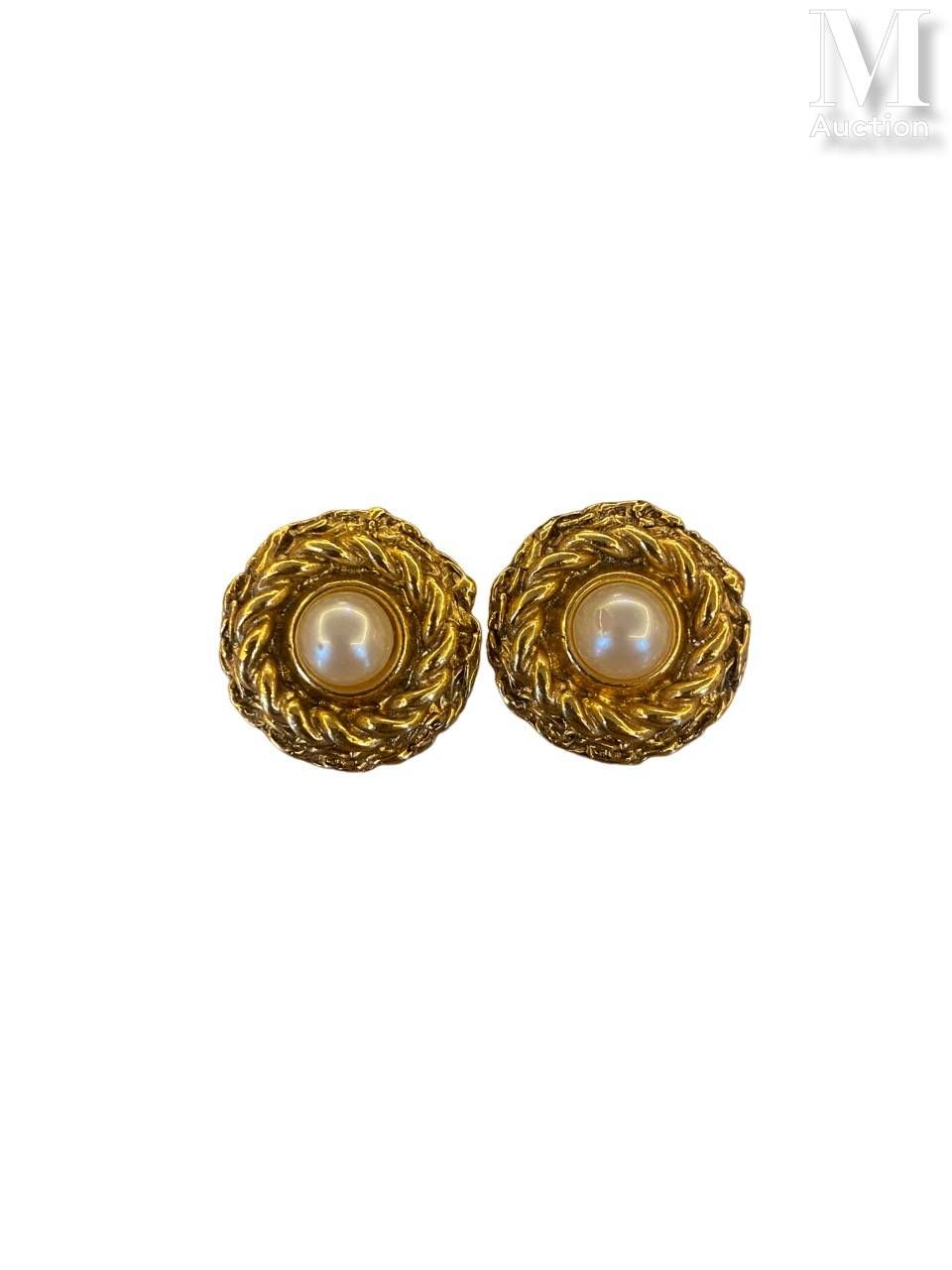 CHANEL - 1993 Pair of ear clips
in gold-plated metal and imitation pearls
Signed&hellip;