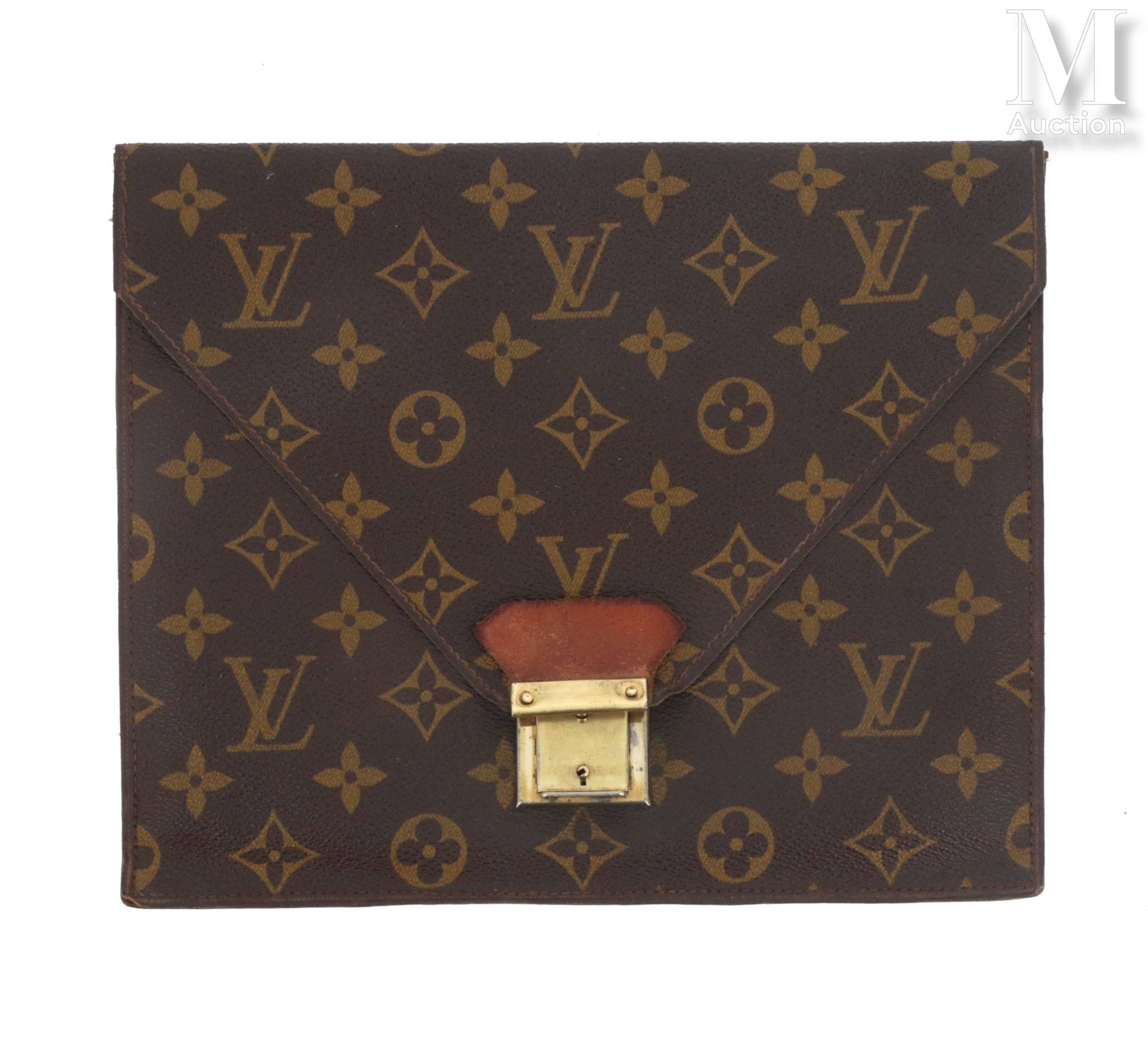 LOUIS VUITTON Clutch
in Monogram canvas and natural leather, gilded brass fittin&hellip;