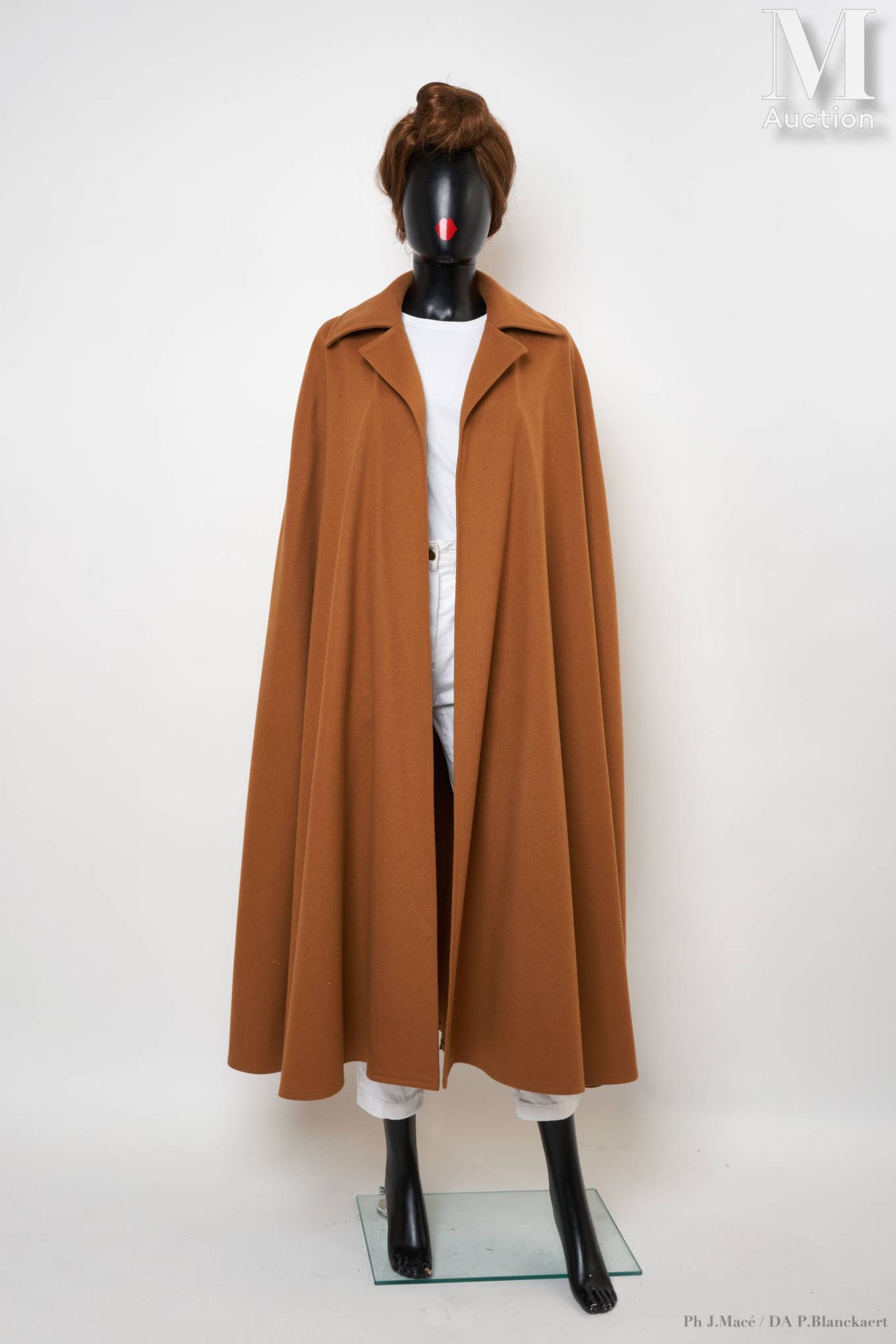 SAINT LAURENT RIVE GAUCHE - 1970's Cape
in camel wool
T. 38
Some small snags on &hellip;