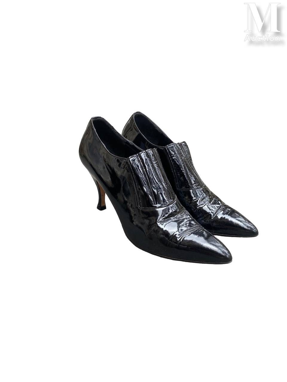 CHANTAL THOMASS - Automne-hiver 1986 一双鞋
黑色漆皮，鞋面有弹性
P.40
出处：拍卖会 "尚塔尔-托马斯夫人 - 40年&hellip;