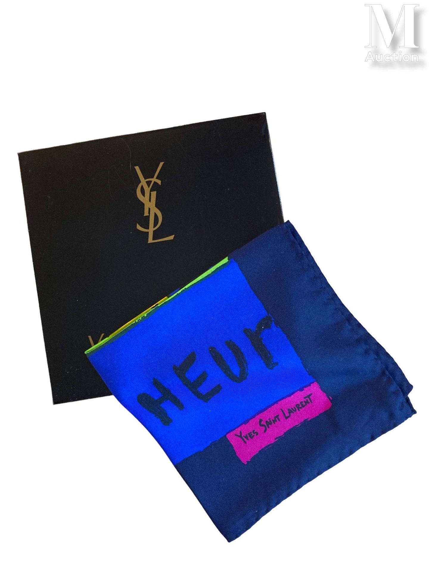 YVES SAINT LAURENT - 1980/90's 手提包
深蓝色印花丝质斜纹布，上面有多色的 "Mille vœux de bonheur "字样
&hellip;