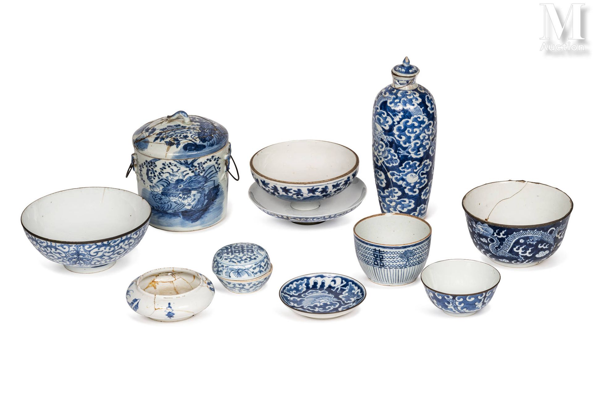 CHINE pour le VIETNAM, XVIIIe-XIXe siècle Set of porcelain pieces "Bleu de Hue

&hellip;