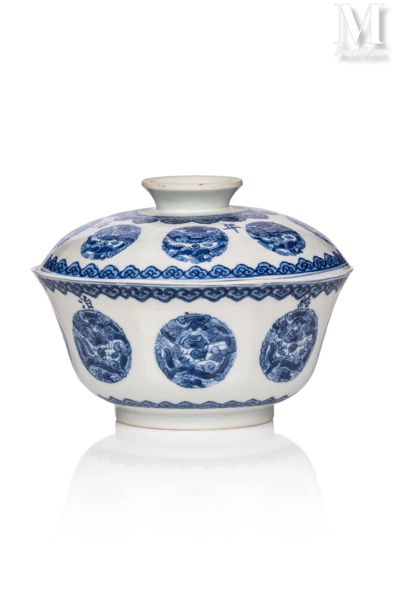 VIETNAM, XIXe siècle Covered porcelain bowl "Bleu de Hue

mounted on a small foo&hellip;