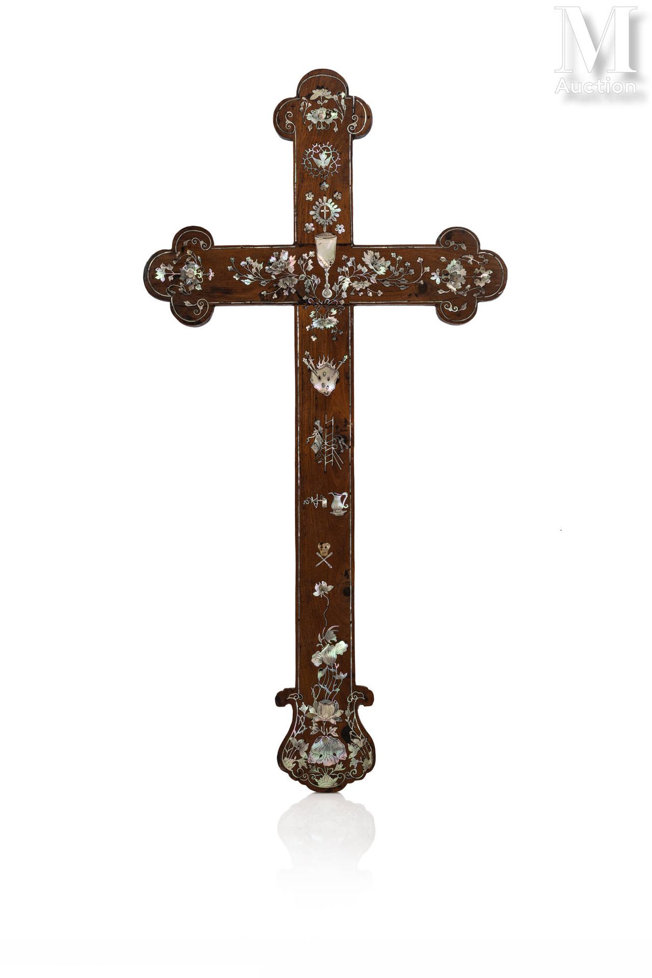 CHINE DU SUD, XIXe siècle 基督徒的十字架

天然木制，装饰有珍珠母镶嵌的基督教符号和花卷。
高度：56厘米
宽度：28厘米
