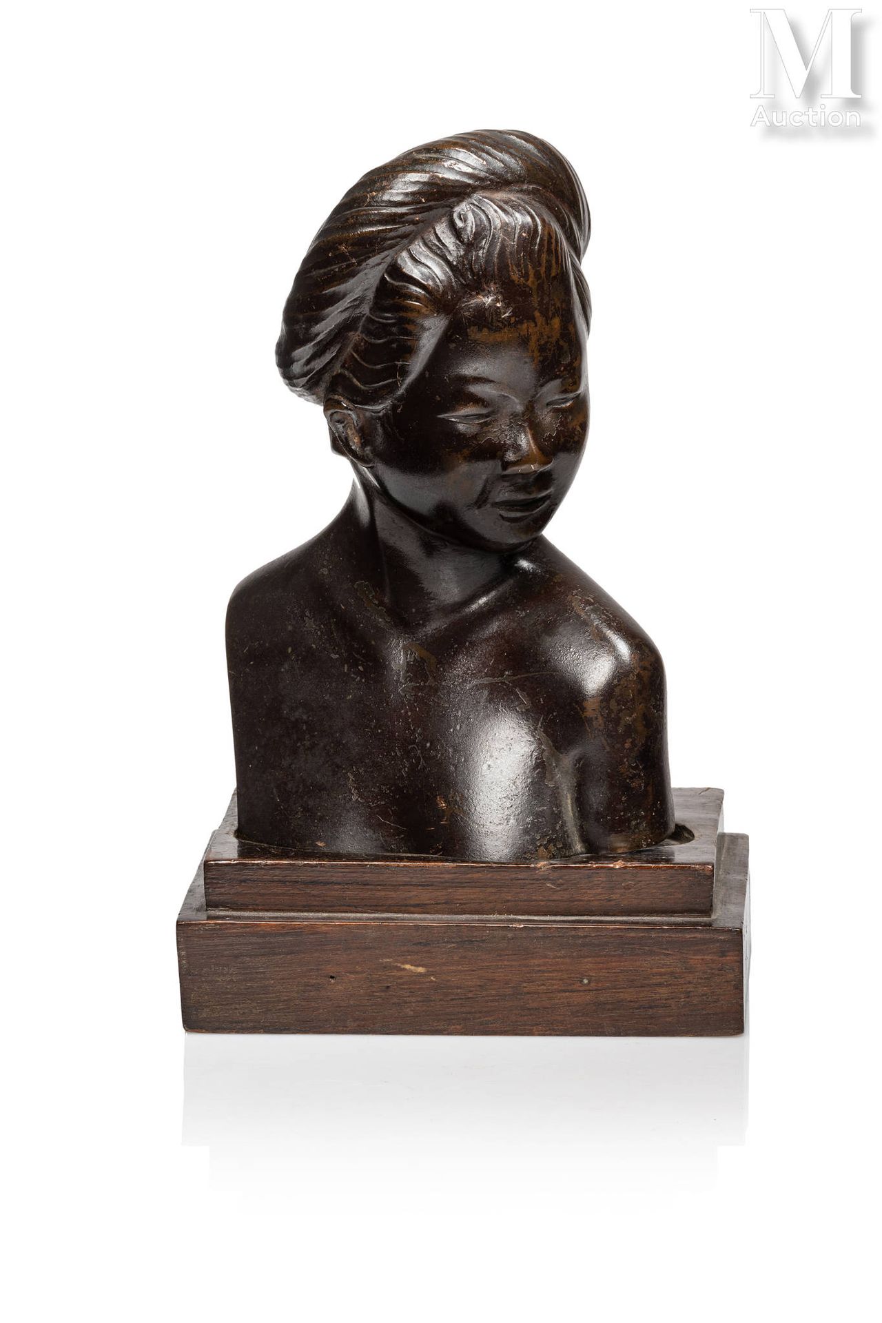 VIETNAM, XXe siècle 年轻女子的青铜半身像

头向左转，头发向后拉成一个头巾。右侧刻有首字母 "XN"。
有适应性的木质底座。
尺寸（半身像）&hellip;