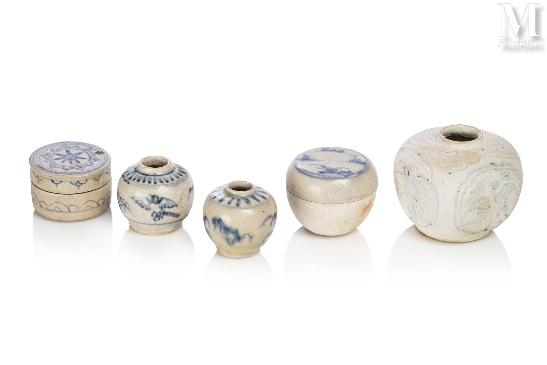 VIETNAM, XVe siècle 一系列的石器作品

包括两个小球状花瓶，一个四角形花瓶和两个盒子，有釉下钴蓝装饰。
高度：3.5和6厘米之间

出处："&hellip;