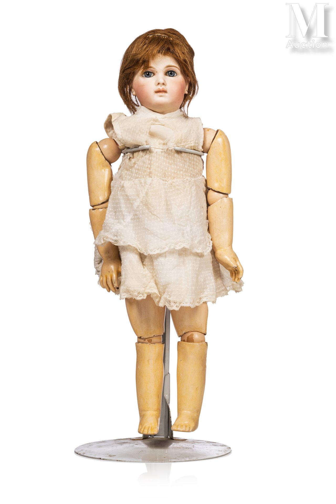 Emile JUMEAU "双一"。

法国娃娃，有压制的饼干头，闭着嘴，固定的蓝眼睛，脖子上有 "L "的标记。Jumeau类型的铰接式身体，球上有蓝色印章的&hellip;