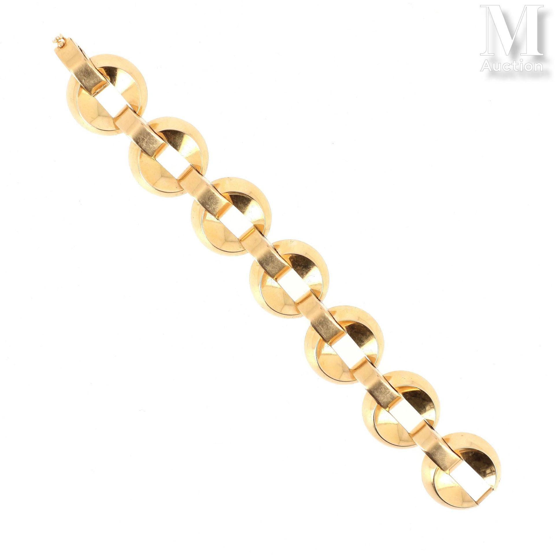 Bracelet or jaune 18K黄金（千分之七十五）手镯，由圆形链节和 "桥 "节穿插组成。大约在1940年。 
毛重：82.2克。长度：21.3厘米