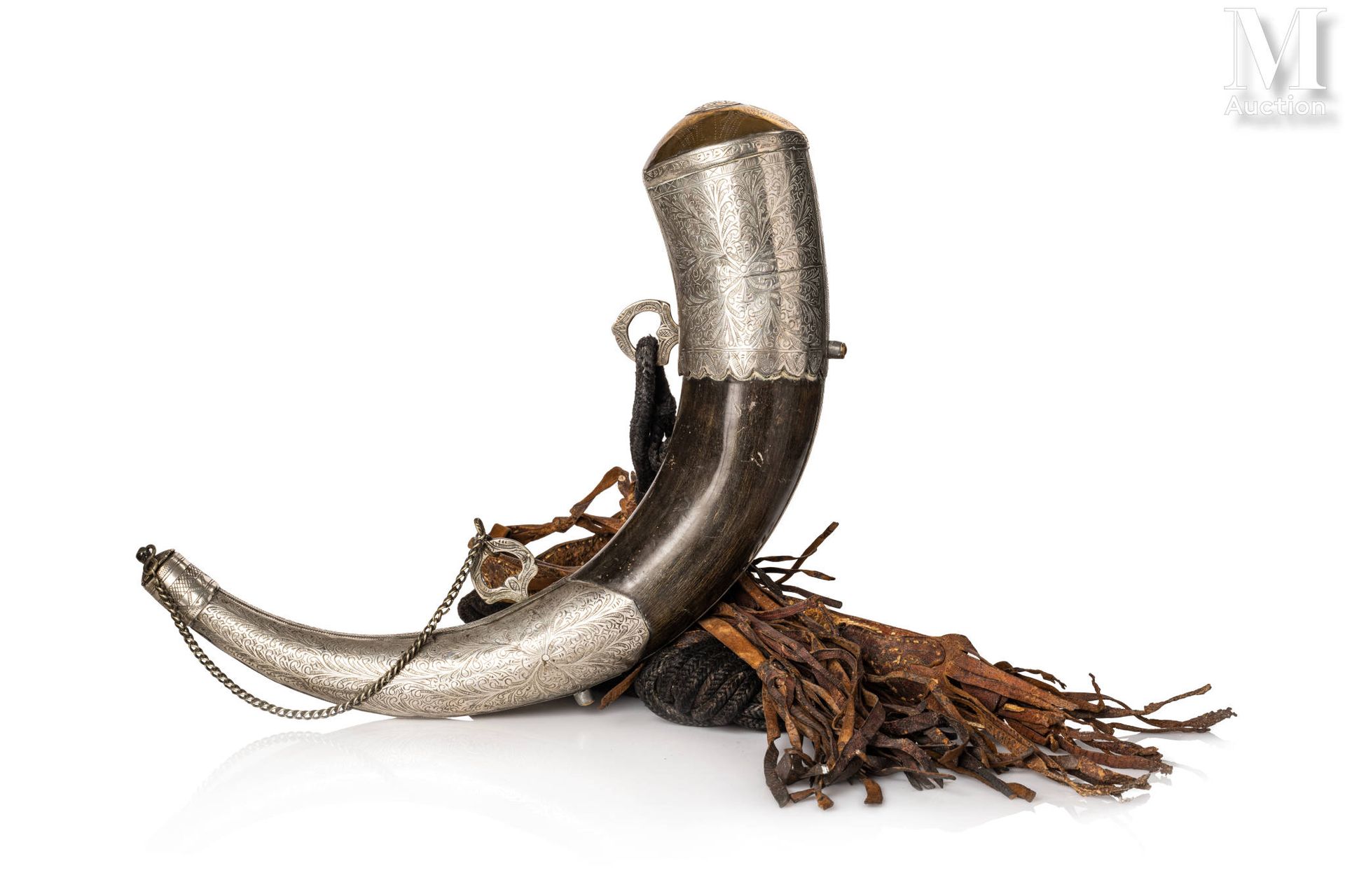 Belle corne à poudre Marokko, ca. 1900
Aus Horn, halbmondförmig, auf der Vorders&hellip;
