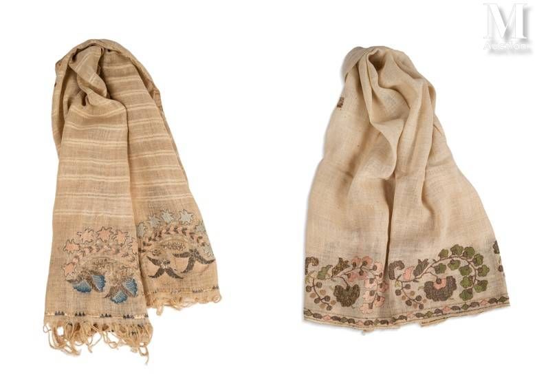Deux châles ottomans de hammam 土耳其，19世纪
两块亚麻布，两端绣有多色丝和银色薄片，装饰有花卉卷轴
56 x 113厘米和49&hellip;