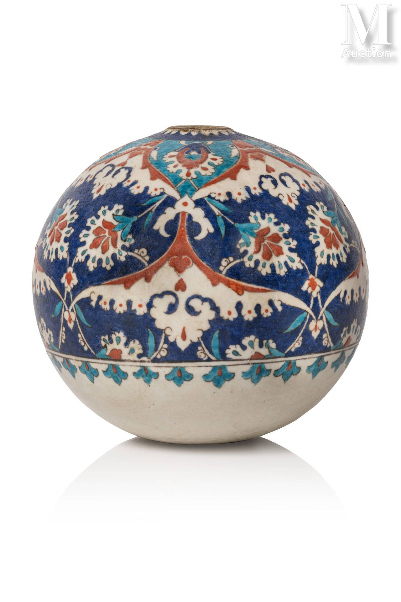 Suspension en forme de sphère 土耳其，伊兹尼克或库塔海亚，16-18世纪
硅质陶瓷的球形构件，在透明的釉面下保留了多色的珐琅彩装饰&hellip;