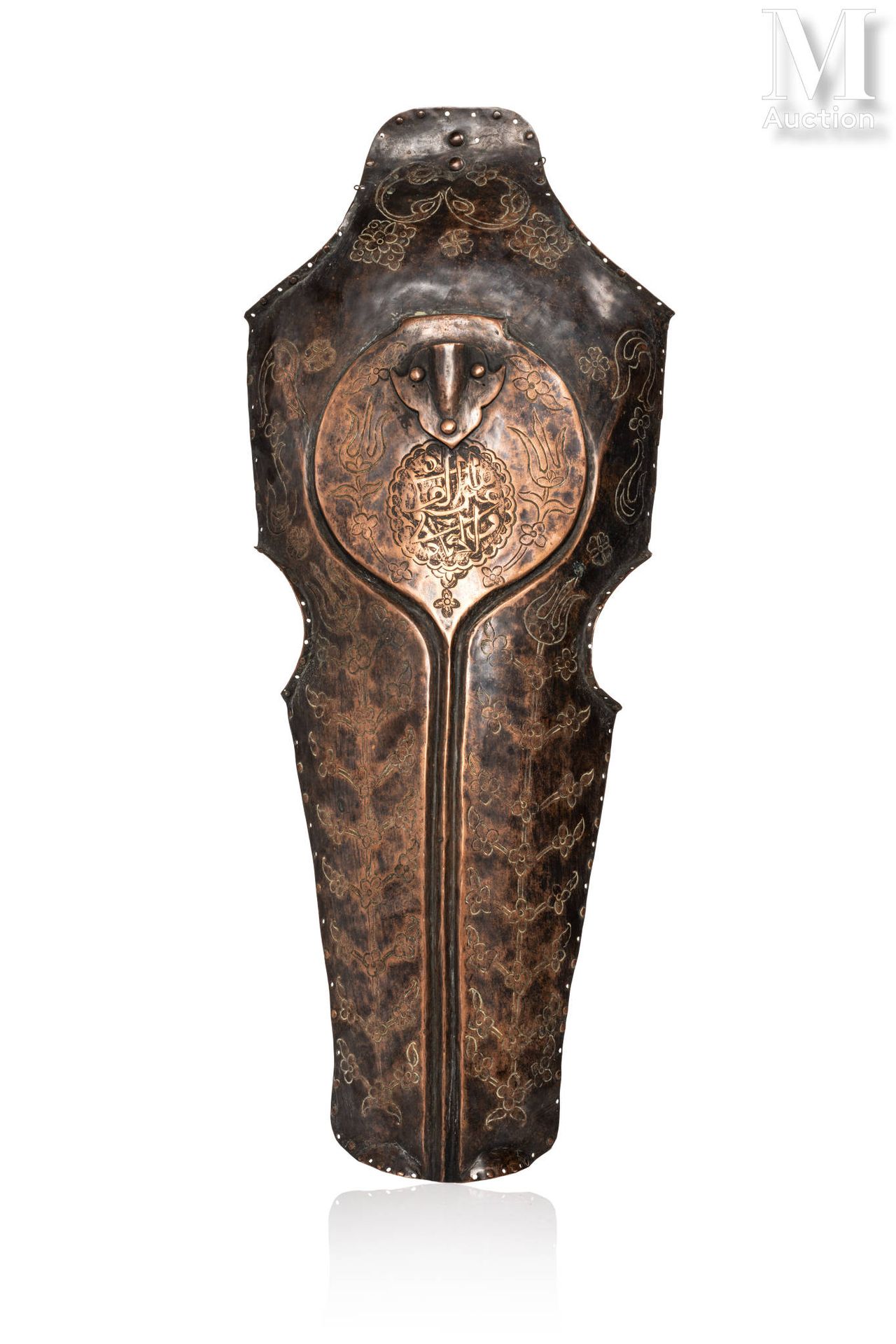 Chanfrein de cheval en cuivre 土耳其，19-20世纪
一个大型的锤制铜马面具，口部有一个双槽，四周刻有奥斯曼风格的花卉图案。沟槽开&hellip;