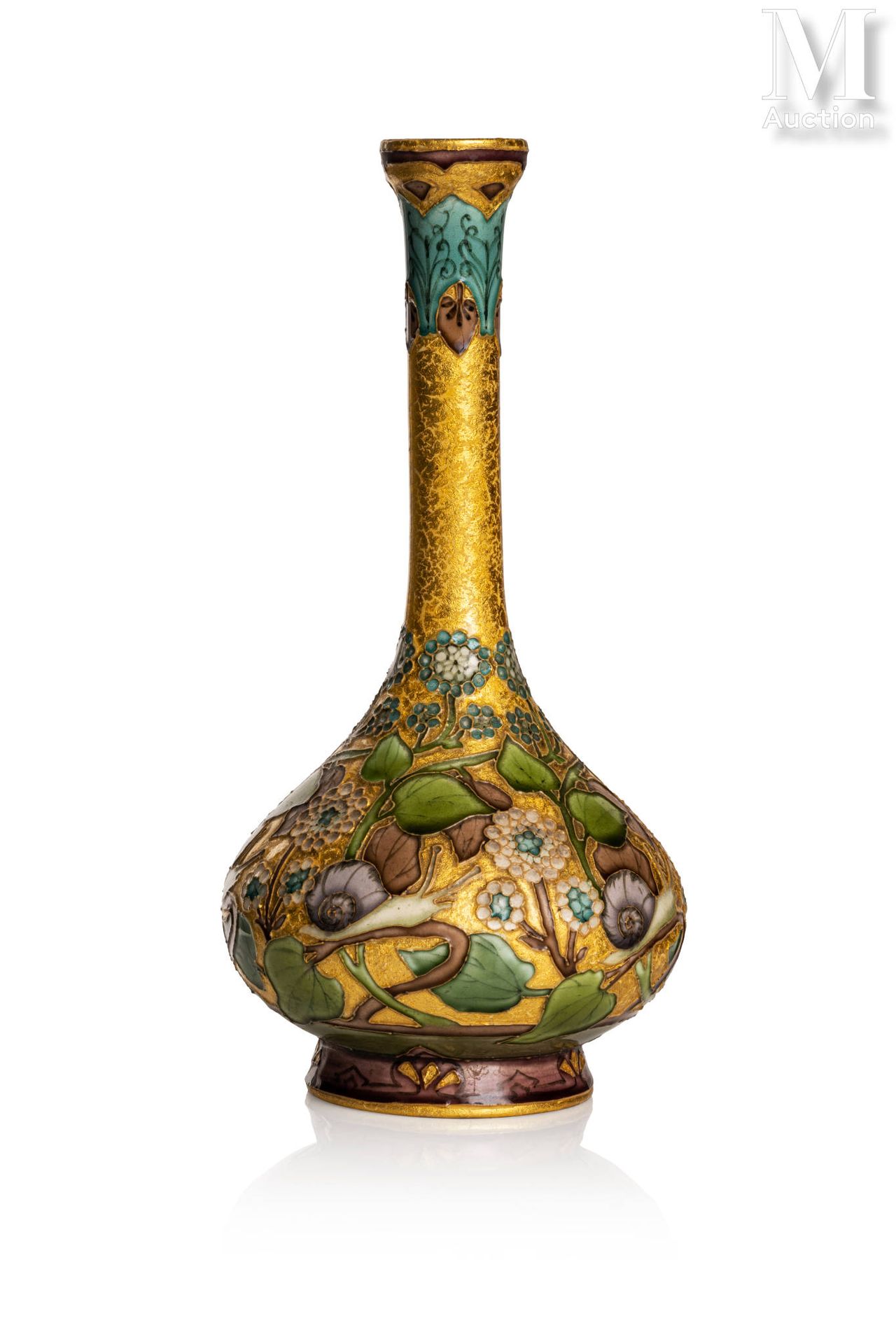 一个长颈的釉面陶瓷花瓶。 在金色的背景上装饰着花卉图案和蜗牛。 签有
