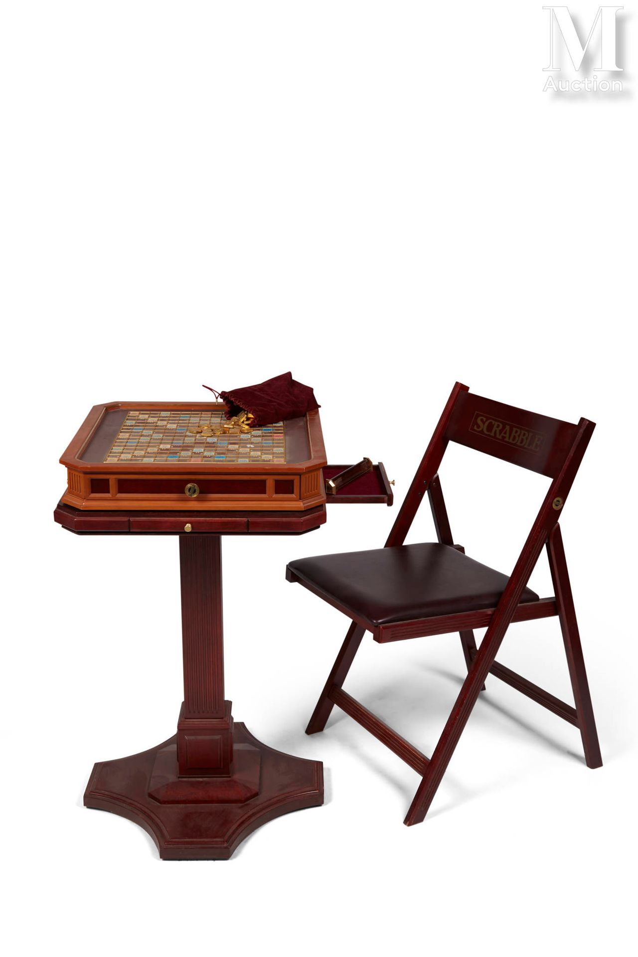 En bois, composé deux chaises pliantes, une table ainsi …