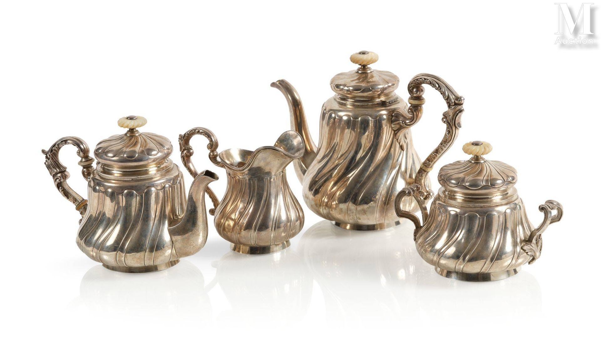 FABERGÉ 一套84佐罗特尼克（875千分之一）的银质茶具和咖啡具，包括一个茶壶，一个咖啡壶，一个牛奶壶和一个糖碗，上面有放射状的加德隆装饰，新古典主义的罗&hellip;