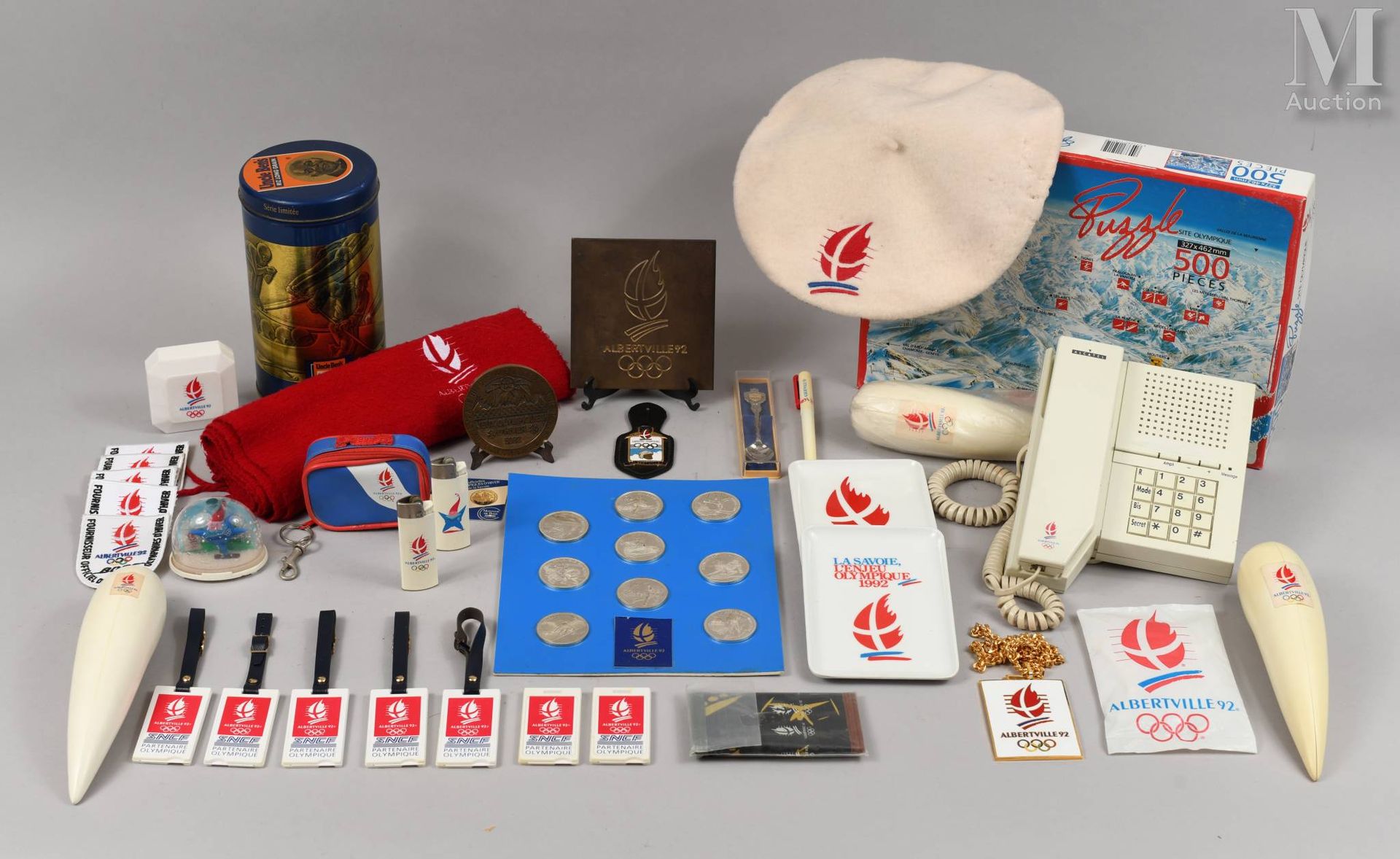 ALBERTVILLE 1992 1992年阿尔伯特维尔.一套35件第十六届冬季奥林匹克运动会的纪念品（副产品），包括奖牌，迷你火炬，电话，拼图等。状况良好。