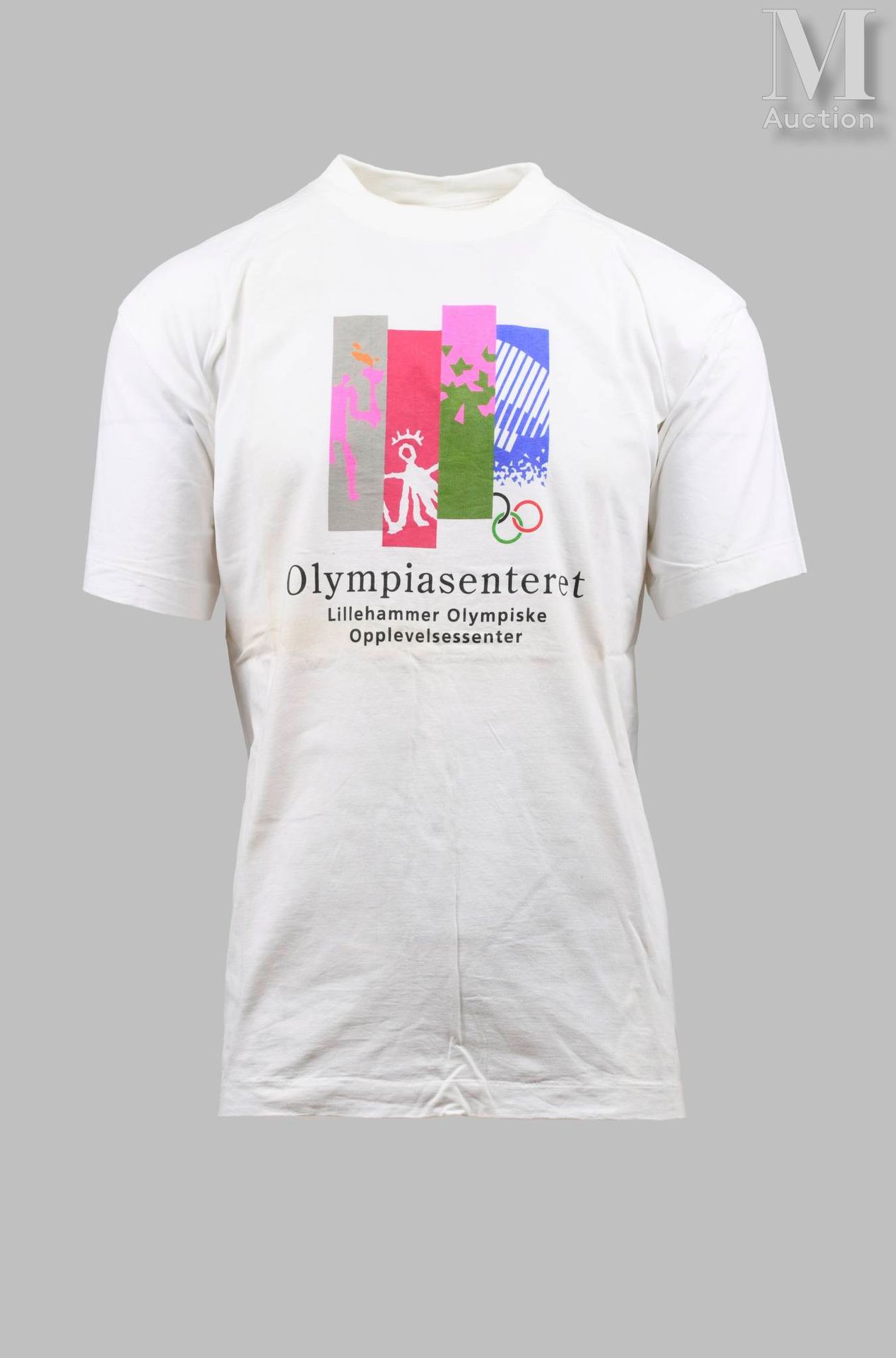 LILLEHAMMER 1994 1994年利勒哈默尔。一套7件T恤衫和2条围巾，用于第十七届冬季奥林匹克运动会。尺寸为L和XL。全新，状态良好。一共9件。