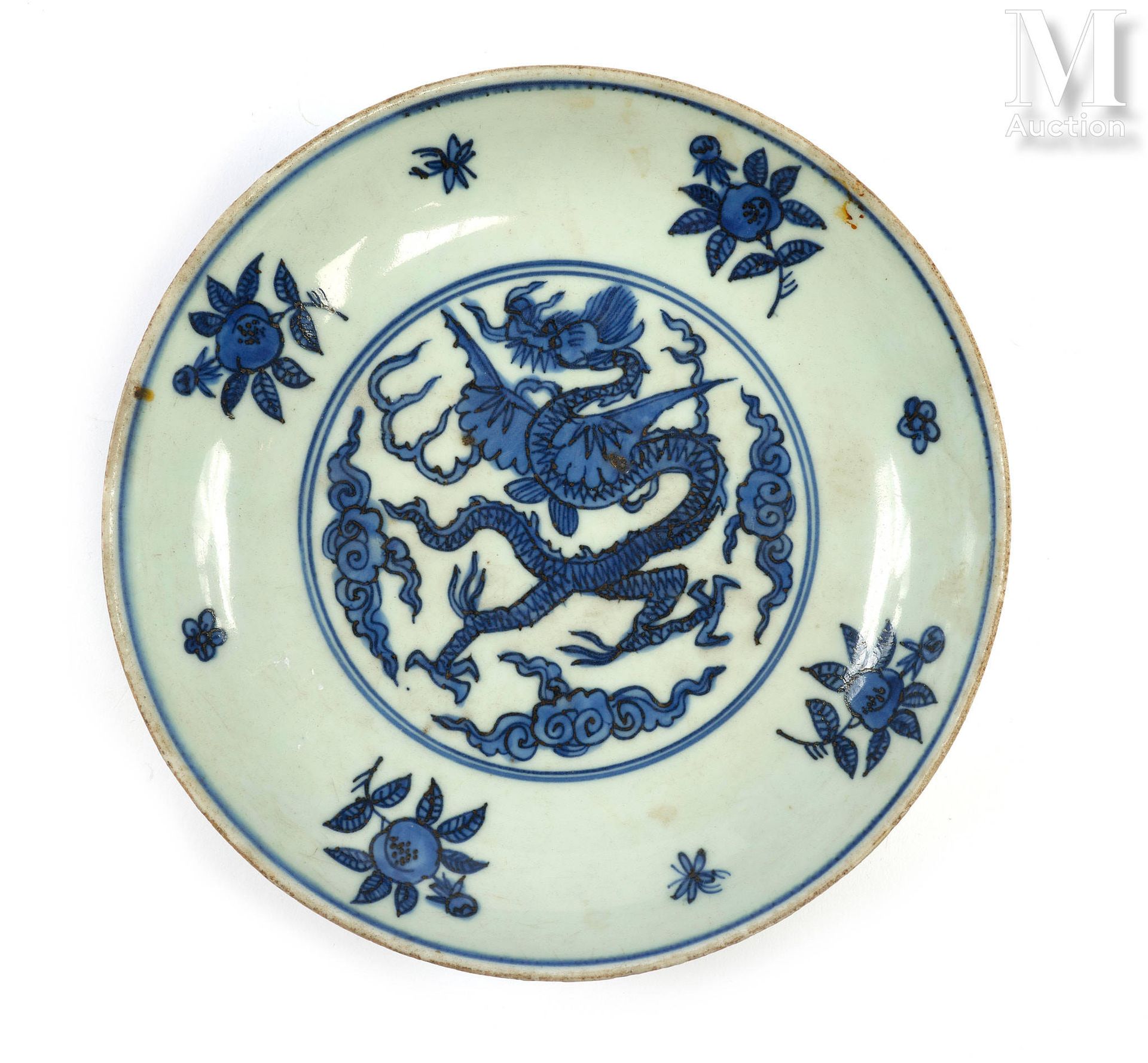 CHINE, Dynastie Ming, XVIe siècle 青白瓷盘

白底钴蓝装饰，中央有龙行云的图案，内壁有双蓝边框装饰的桃枝，外壁有花果的装饰。背&hellip;