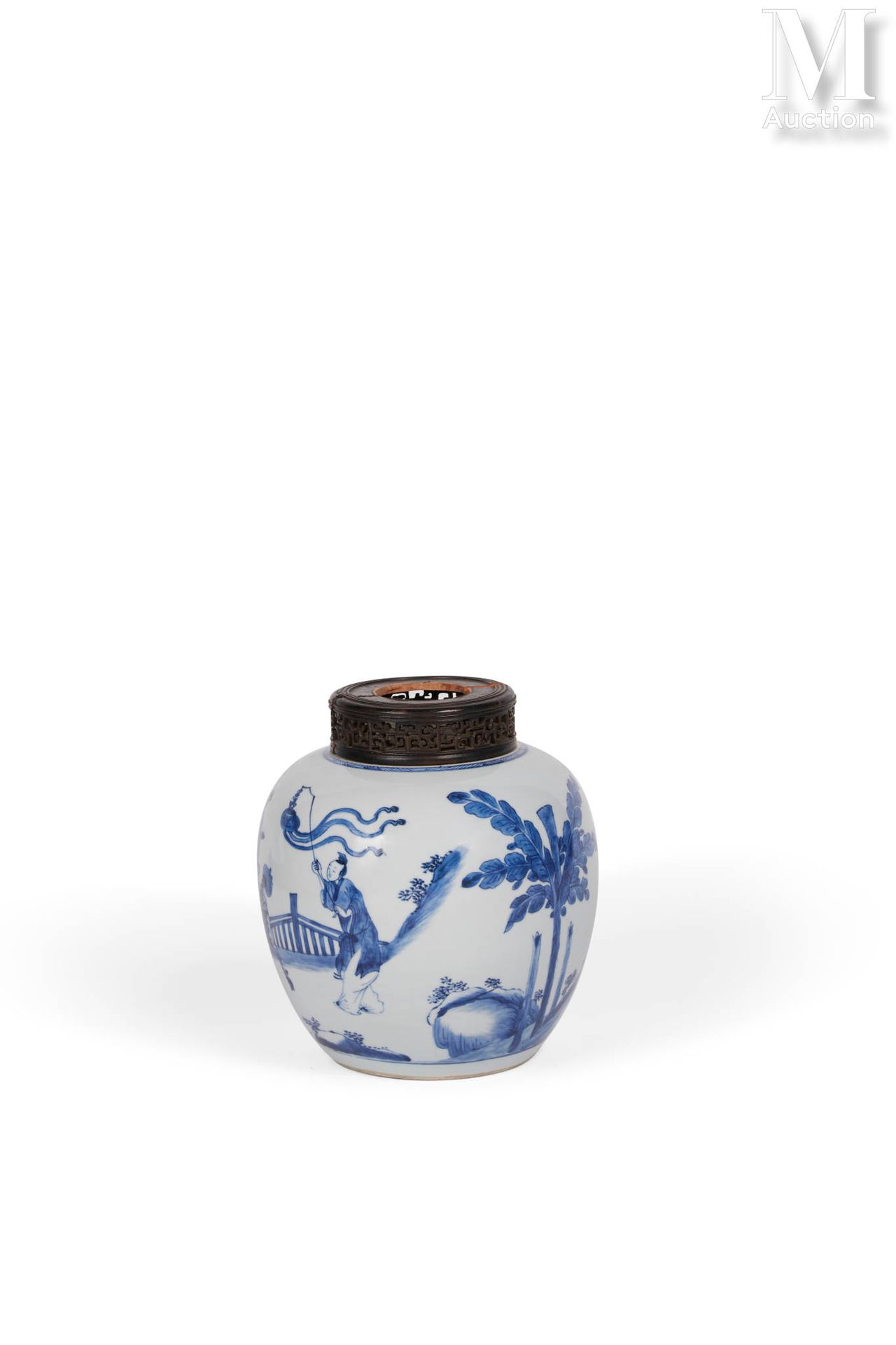 *CHINE, Epoque Kangxi, XVIIIe siècle 瓷器花瓶

卵圆形，白底钴蓝装饰的麒麟座上的优雅女子，旁边有三个随从在户外露台上。附有&hellip;
