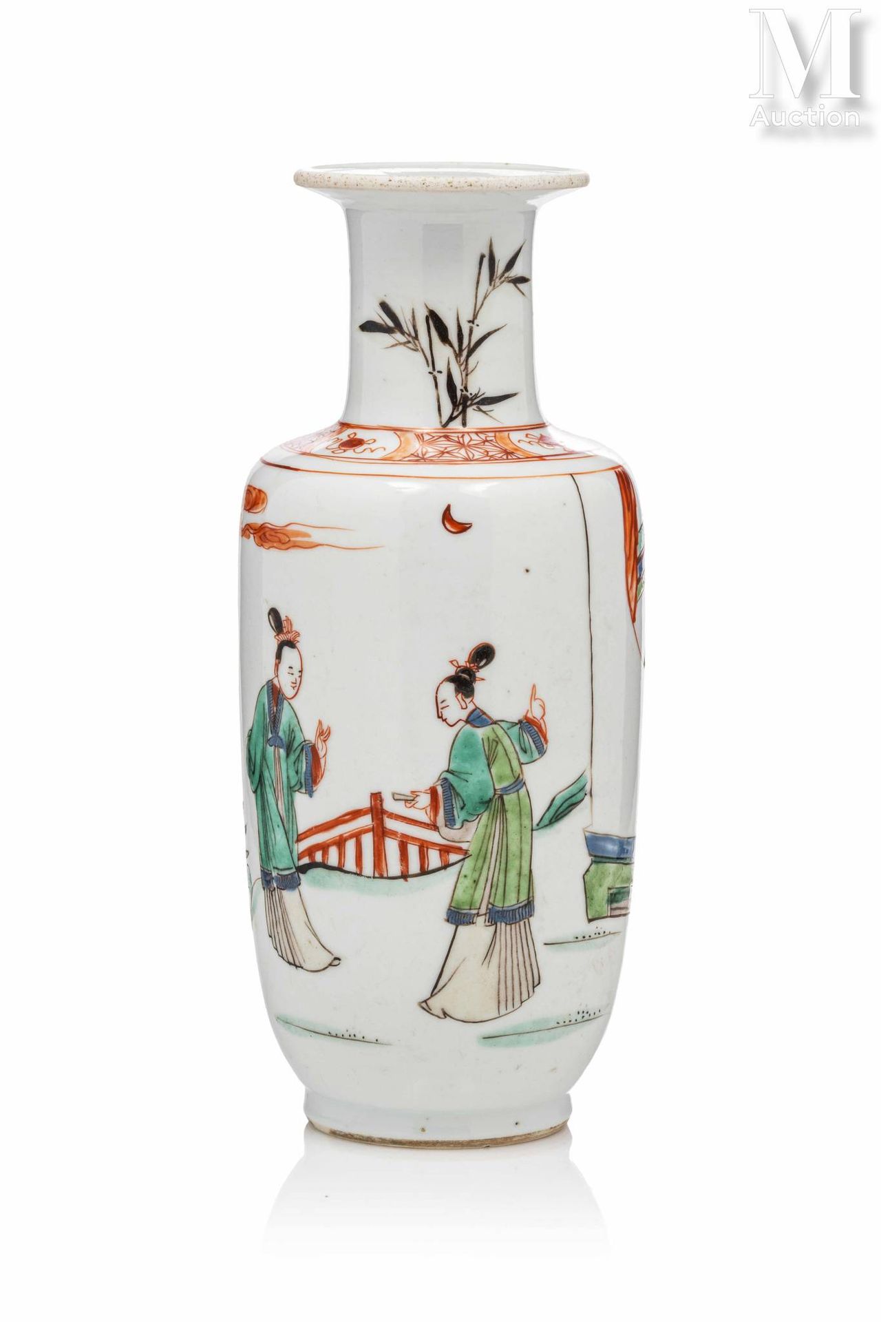 CHINE, XVIIIe siècle 小瓷器卷轴花瓶

饰以多色珐琅彩，描绘两位优雅的女士在户外露台上交谈，颈部饰以竹枝。 

高度：20,5厘米