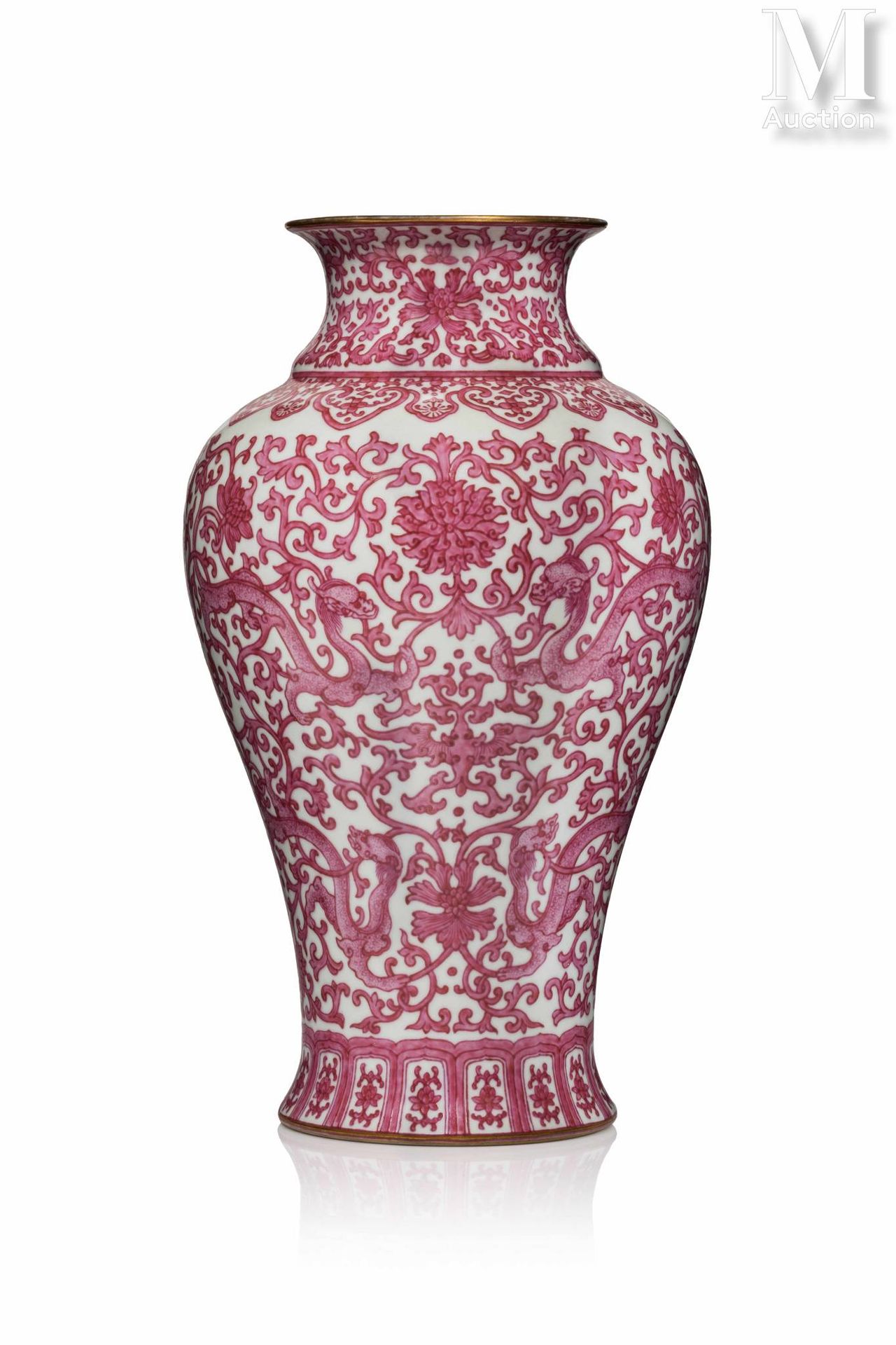 CHINE, Marque Qianlong et possiblement d'époque Jarrón de porcelana

con base cu&hellip;