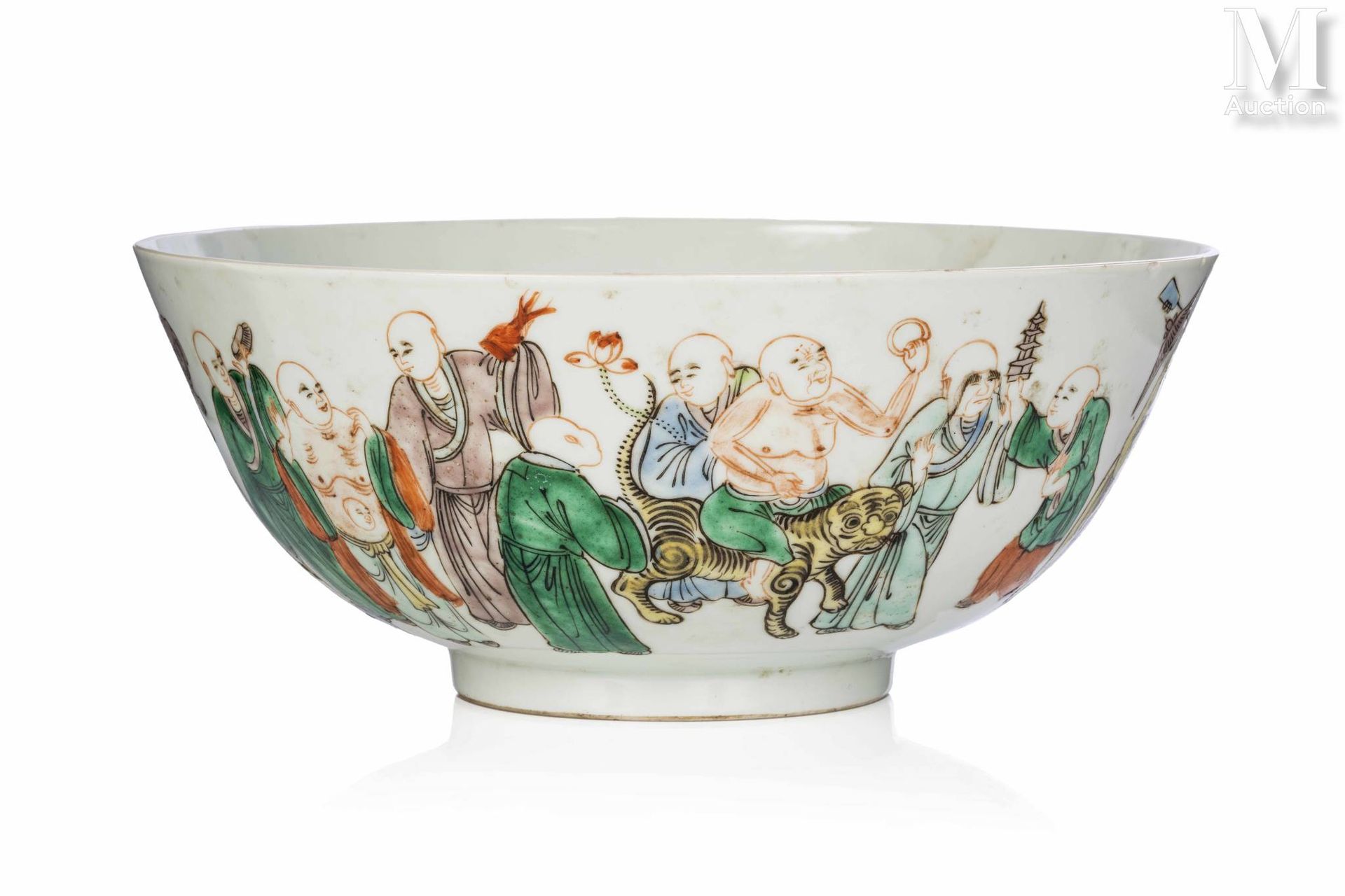 CHINE, XIX siècle Large porcelain bowl

Mounted on a foot, with a rounded wall, &hellip;