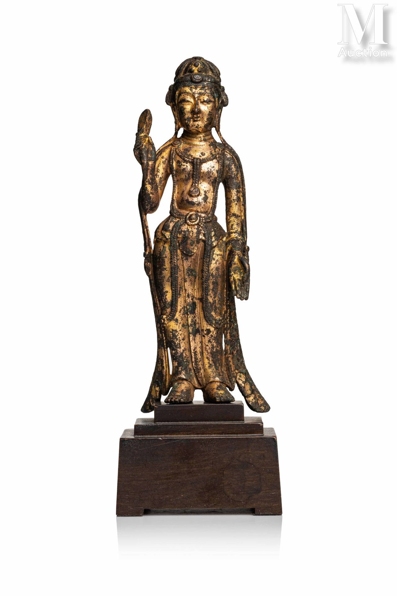 CHINE, Epoque Tang 鎏金铜雕像

代表观世音菩萨站立，一只手可能原来拿着一个属性，另一只手拿着柳树枝，身穿dhoti，装饰着许多珠宝，面部表情&hellip;