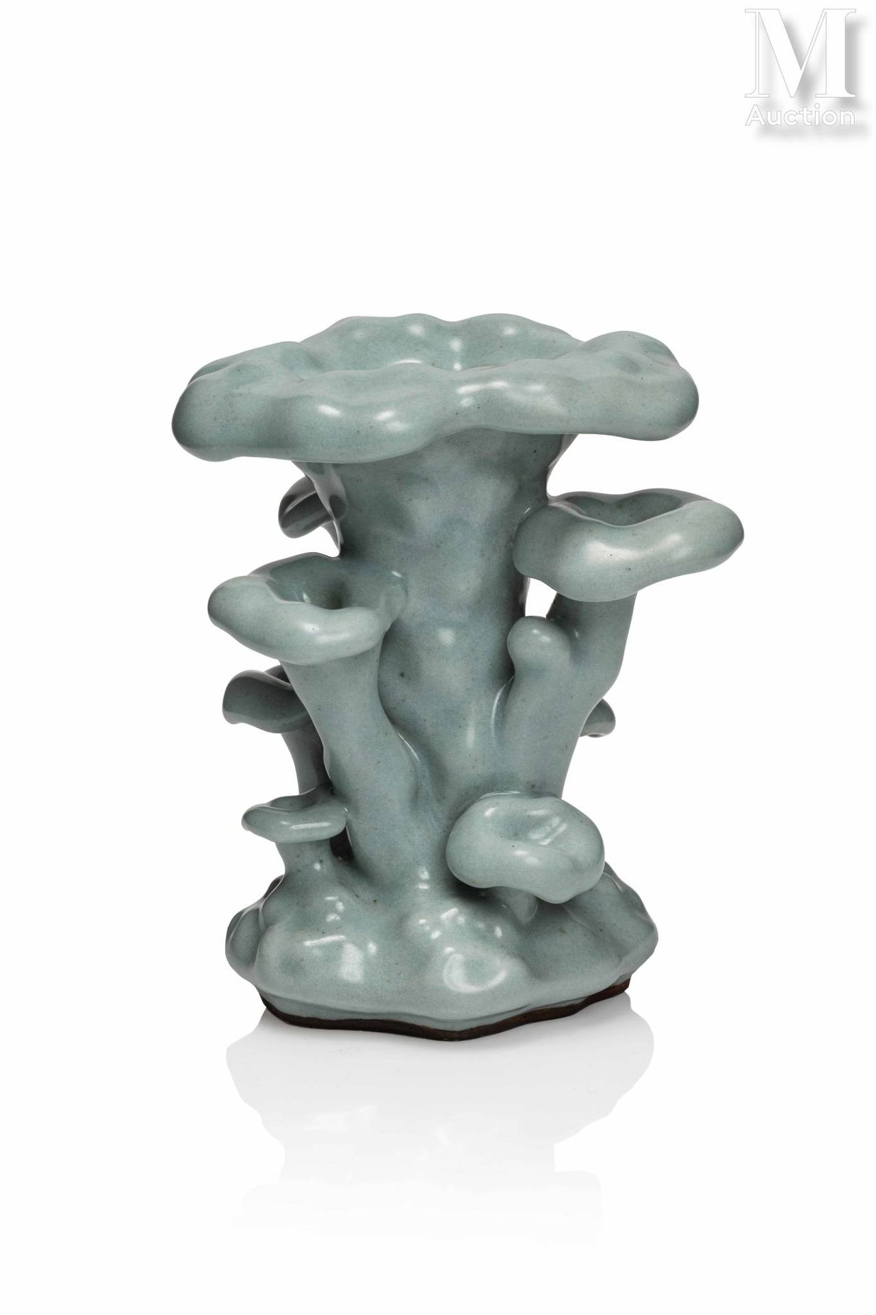 CHINE, Marque Qianlong et possiblement d'époque 有趣的瓷器花瓶

青花瓷釉，采取大小不一的灵芝蘑菇的形式，底部施&hellip;