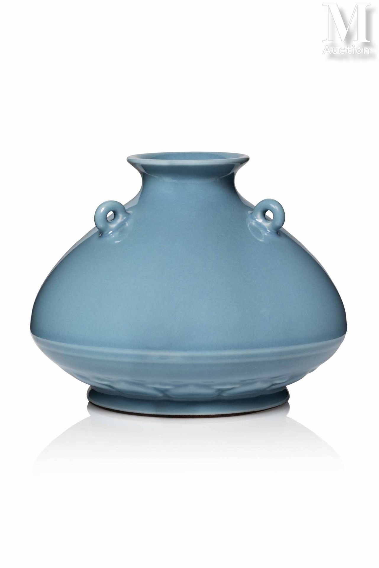 CHINE, Marque et epoque Yongzheng, XVIIIe siècle 罕见而重要的瓷器花瓶

装在一个小脚上，卵圆形的身体，肩部有三&hellip;