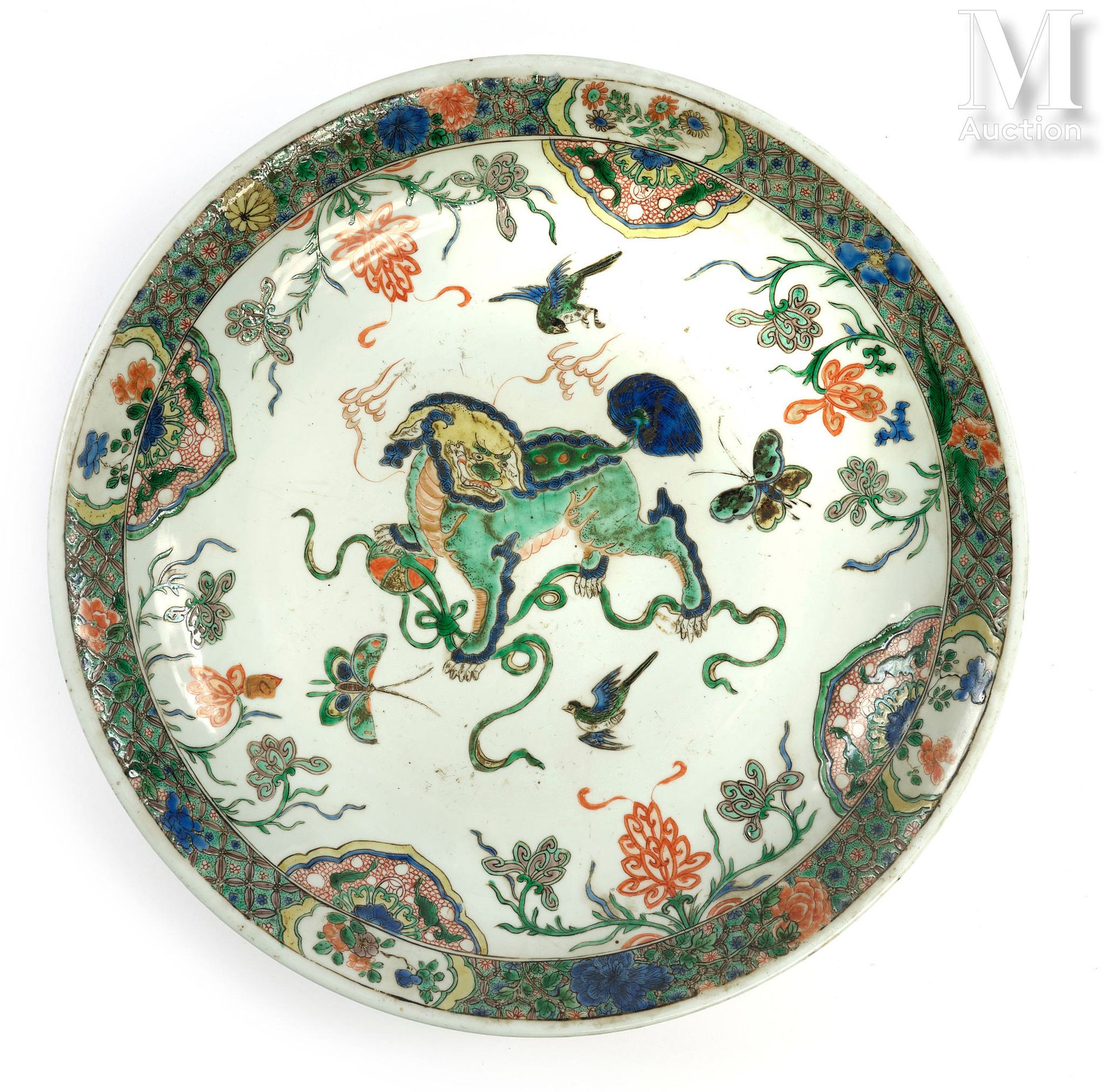 CHINE, Epoque Kangxi, XVIIIe siècle 大瓷盘

白底绿釉装饰的奇美拉，中间有锦球，周围有鲜花和蝴蝶，边框上有绿釉锦缎的楣子。
&hellip;