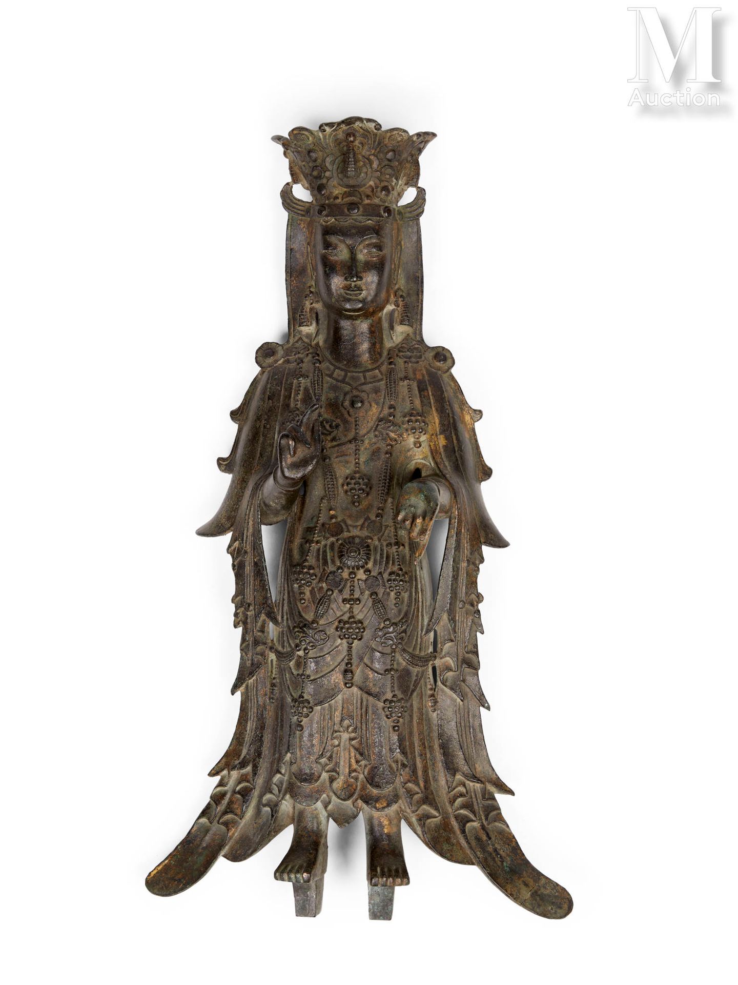 CHINE, Dynastie Sui (581-618) 重要的观音菩萨铜像

观音菩萨站立着，腰间系着腰带，戴着长围巾，围巾上的褶皱落在地上。她佩戴着大量的&hellip;