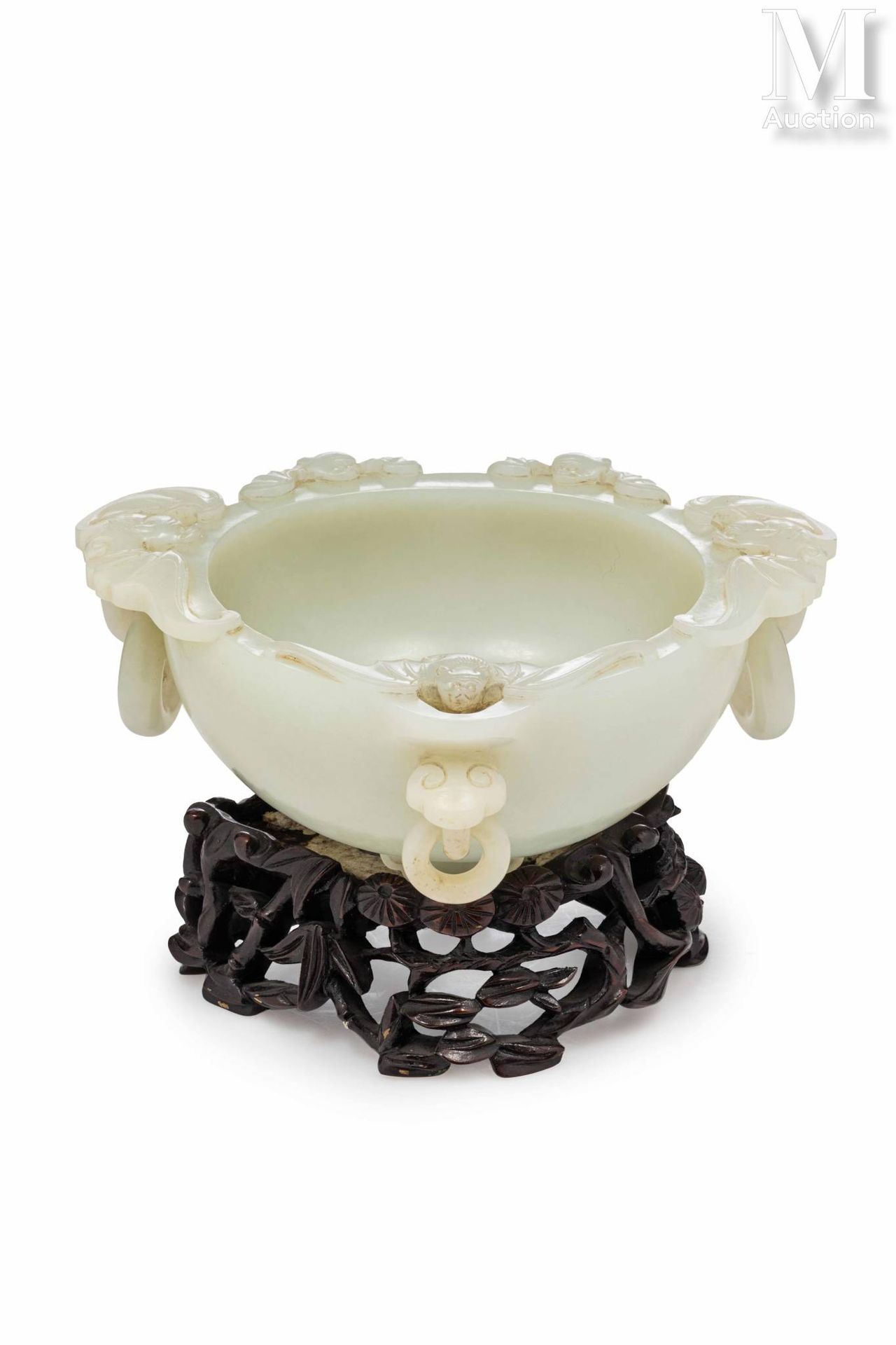 CHINE, Dynastie Qing Elegant godet en jade

La pierre de couleur céladon, de for&hellip;