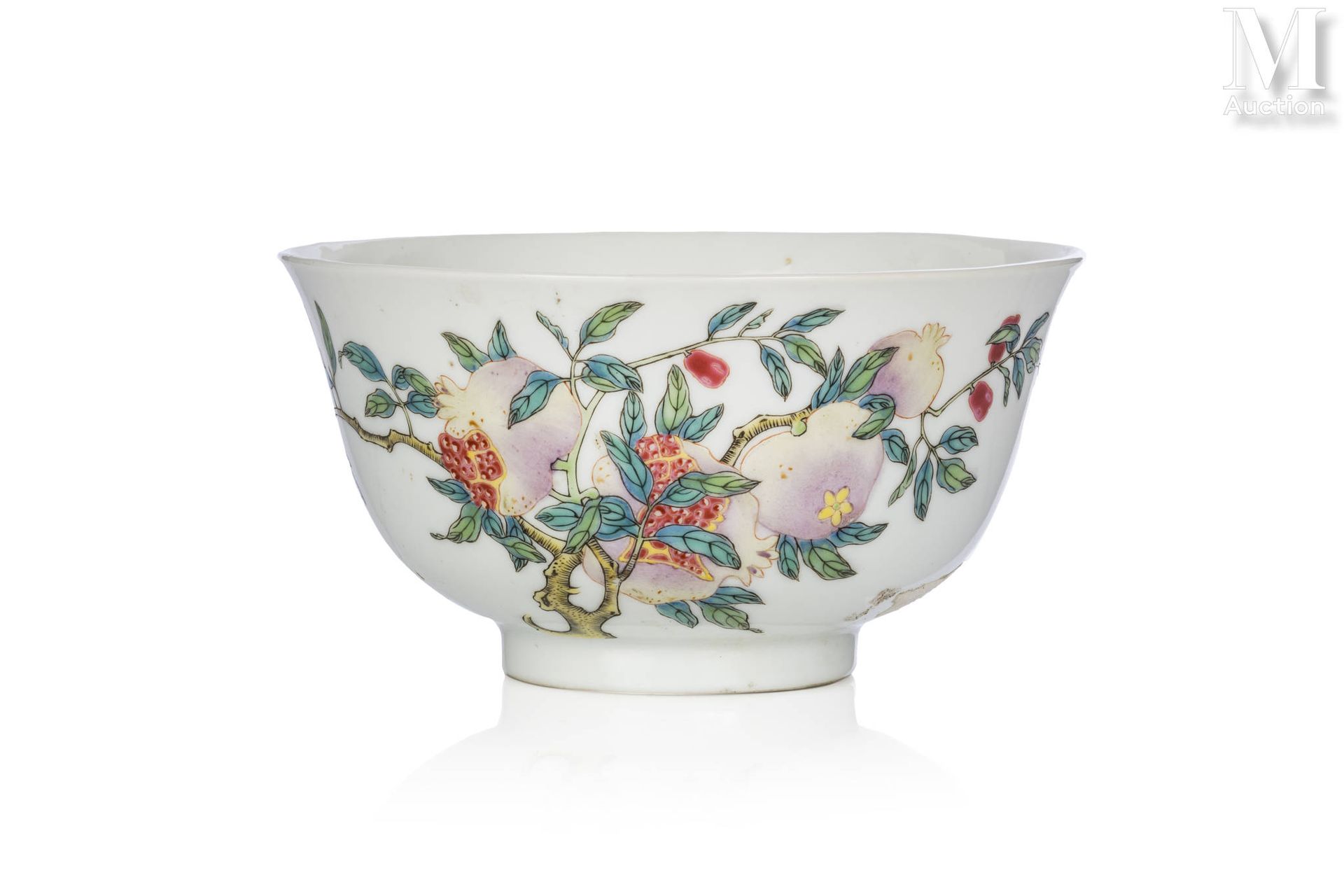 CHINE, XVIIIe siècle 瓷碗

装在一个小脚上，有一个钟形的壁，装饰有粉彩的树枝，上面有石榴。底下有乾隆六字青花款。
高：6,7厘米
直径：1&hellip;