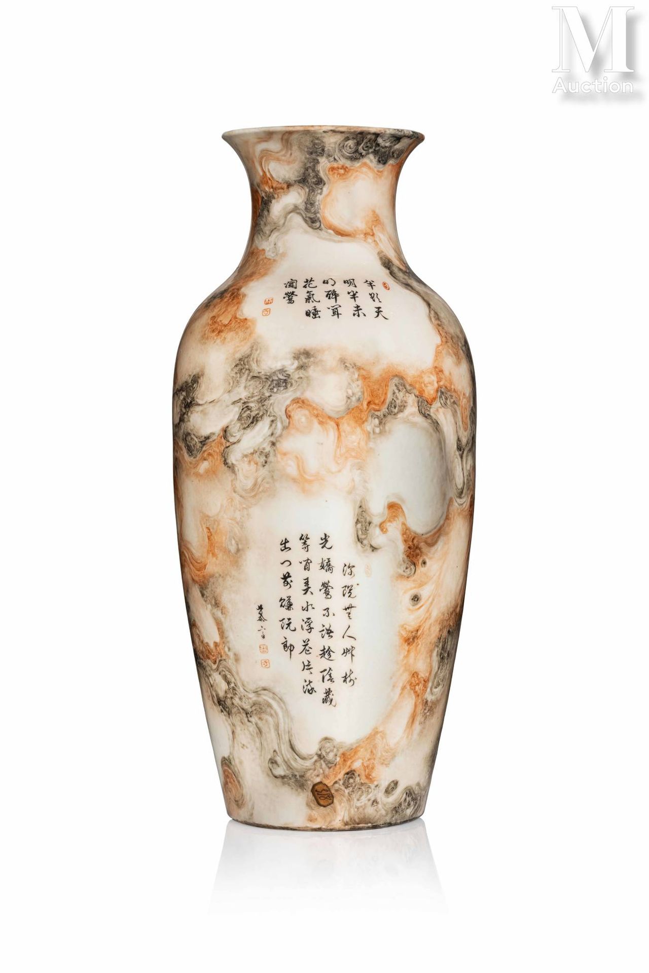 CHINE, XVIIIe siècle Grand vase en porcelaine

à panse fuselée, présentant sur l&hellip;