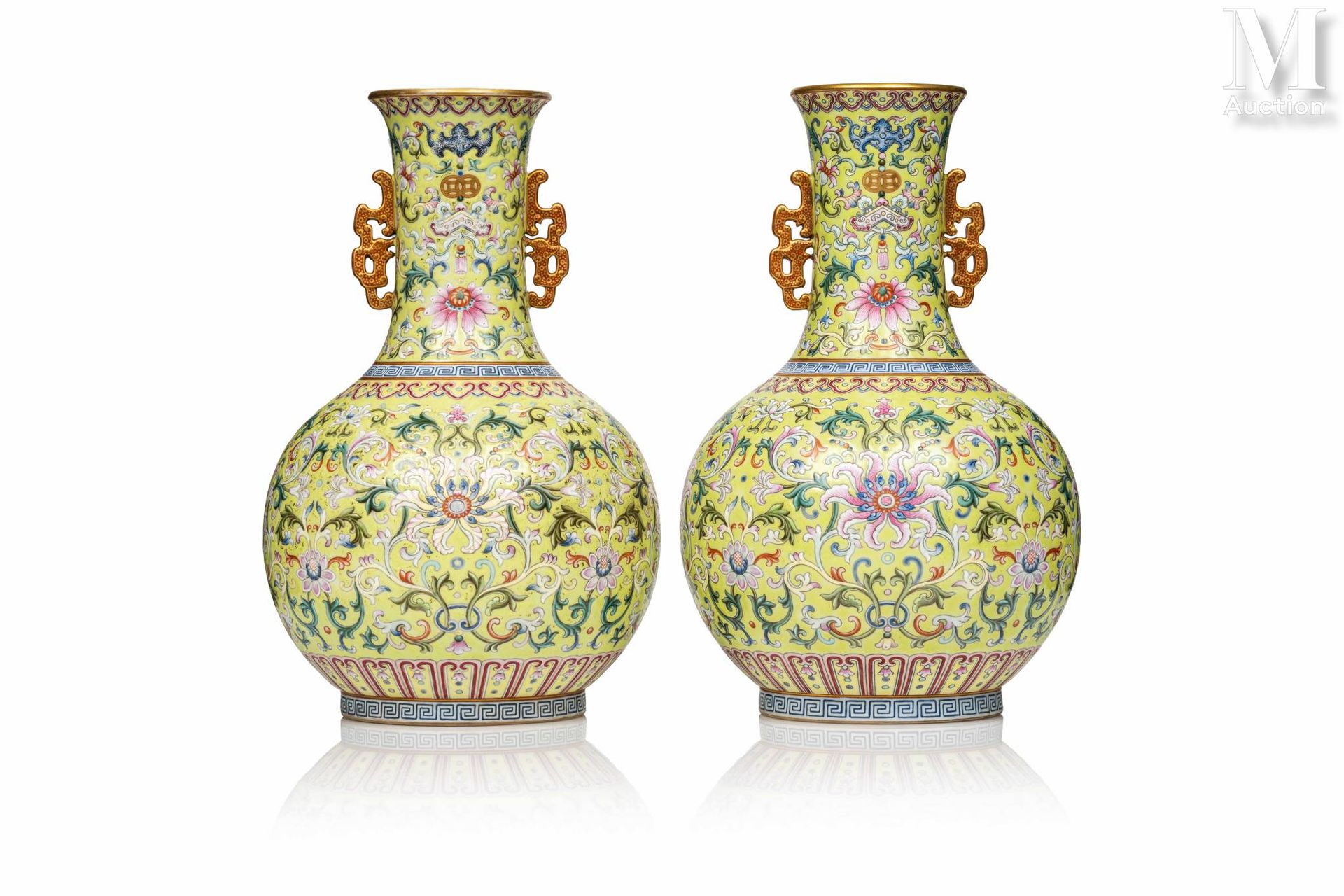 CHINE, Marque et Epoque Jiaqing (1797-1820) 一对瓷器花瓶

瓶形，装在小脚上，球状的瓶身和细长的瓶颈在开口处微微张开&hellip;